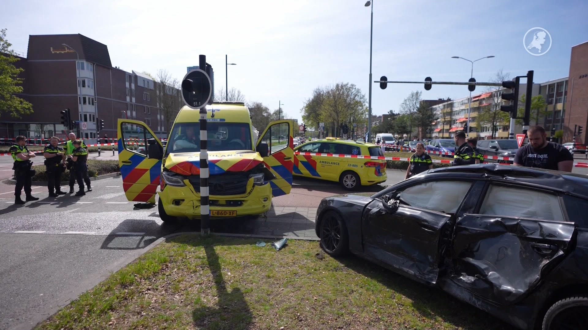 Ambulance rukt met spoed uit, maar raakt zelf betrokken bij ongeluk