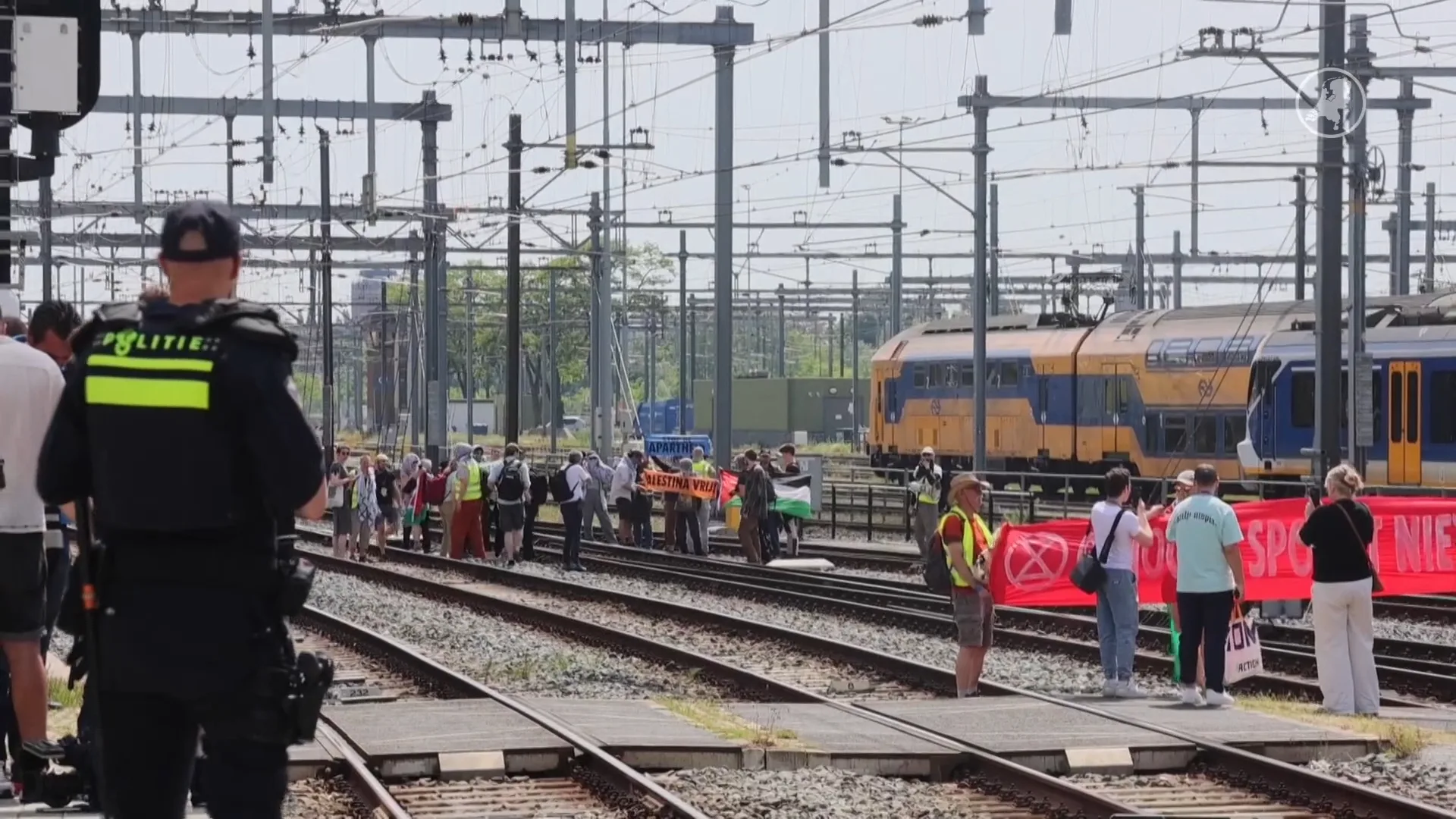 Tientallen demonstranten verzamelen op Utrecht Centraal en betreden het spoor