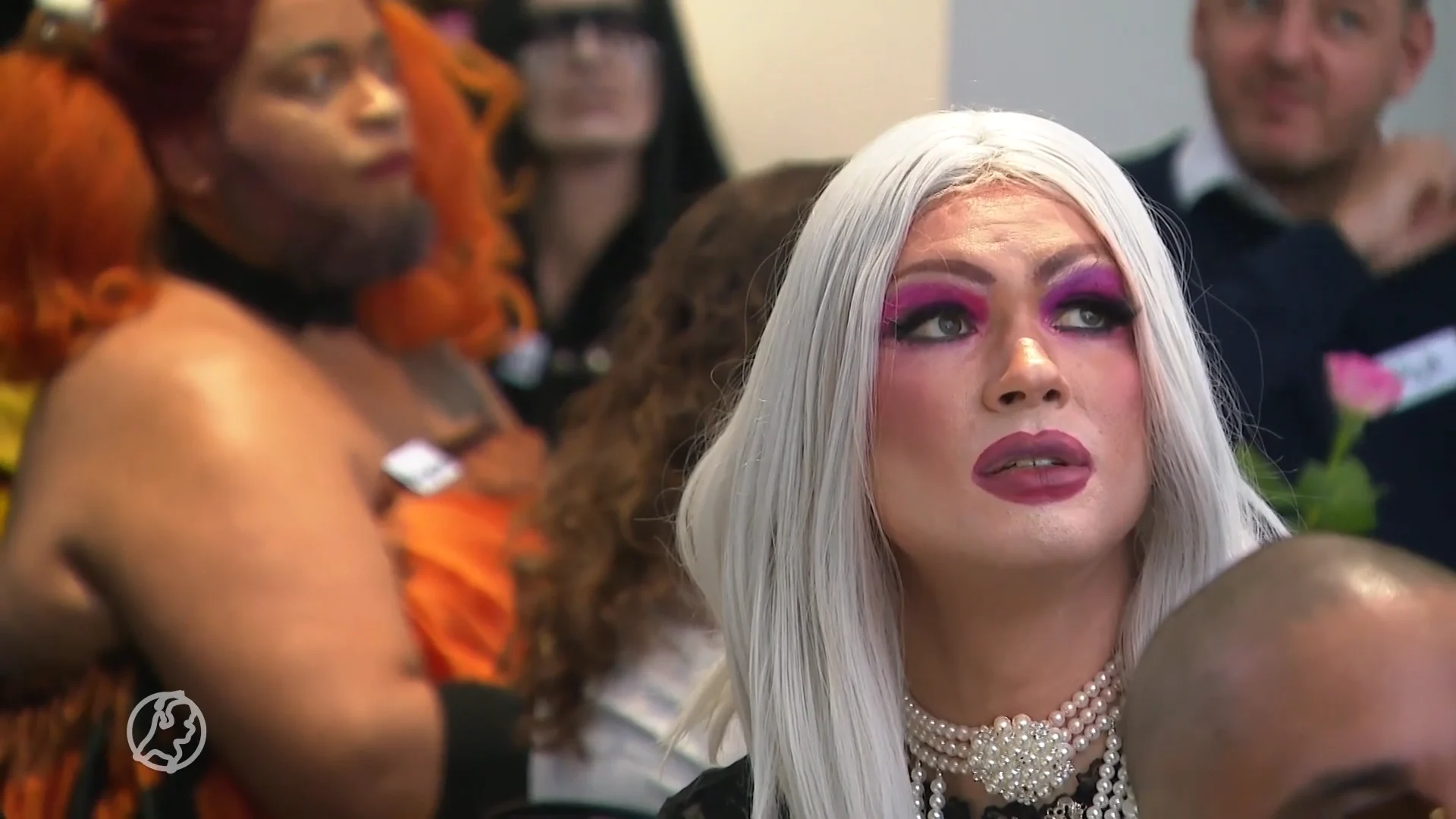 Dragqueens en taxichauffeurs met elkaar aan tafel