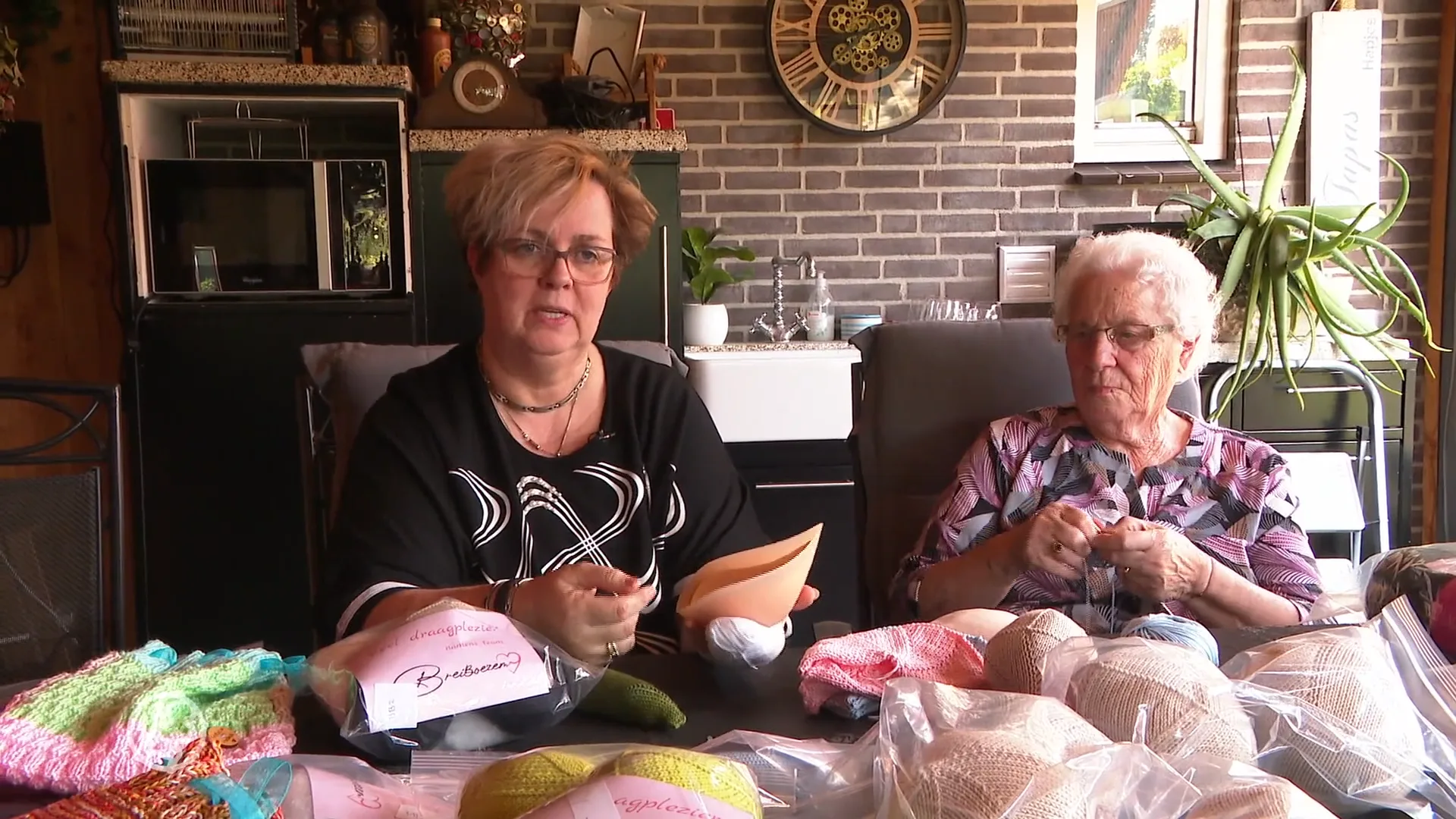 Gebreide borstprothese biedt uitkomst voor kankerpatiënten: tientallen vrijwilligers helpen