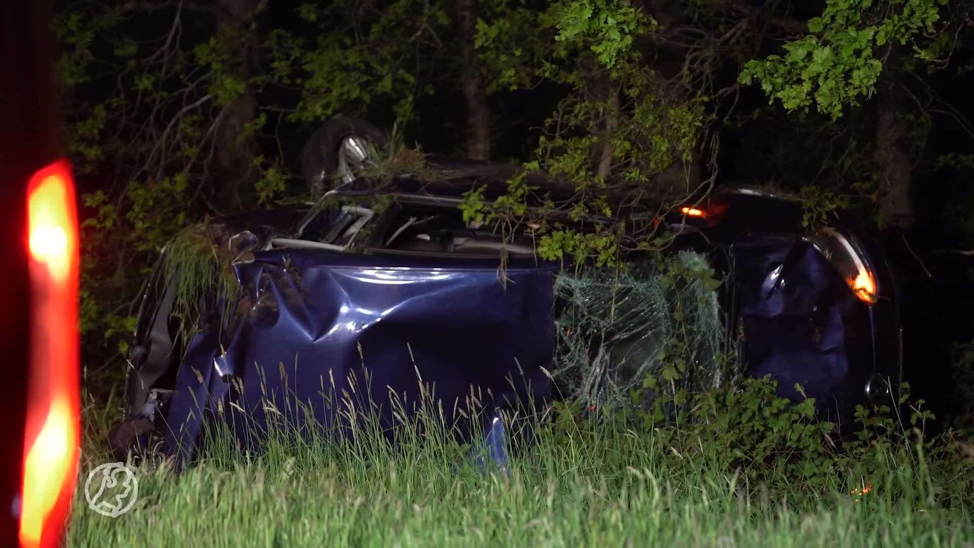 Zware crash op de A28 bij de Wijk, man (20) raakt gewond