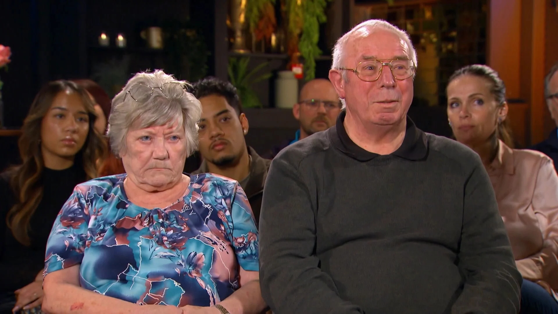 Afval en vogelpoep: buren helemaal klaar met eikenboom!