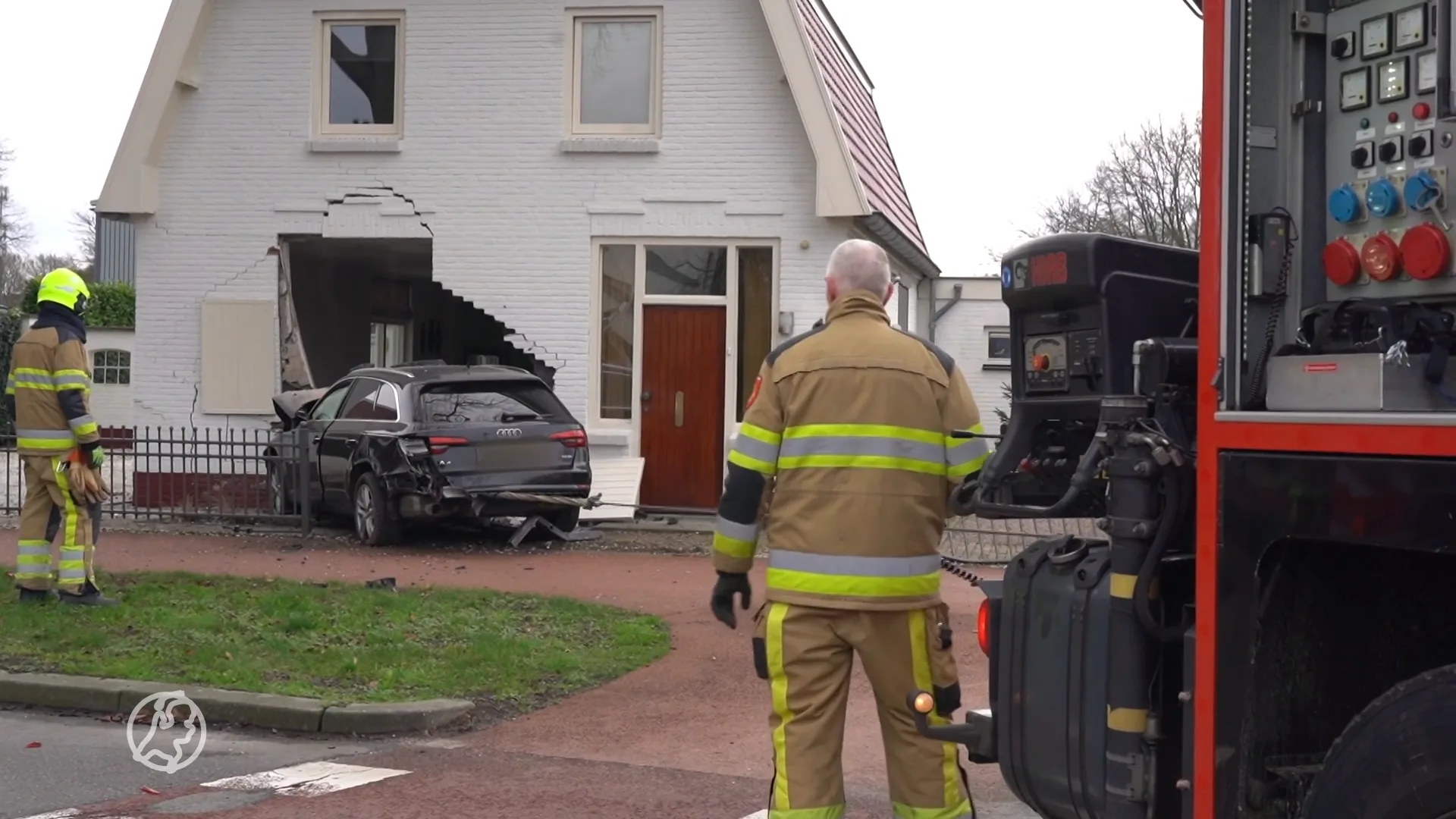 Auto ramt gevel uit woning