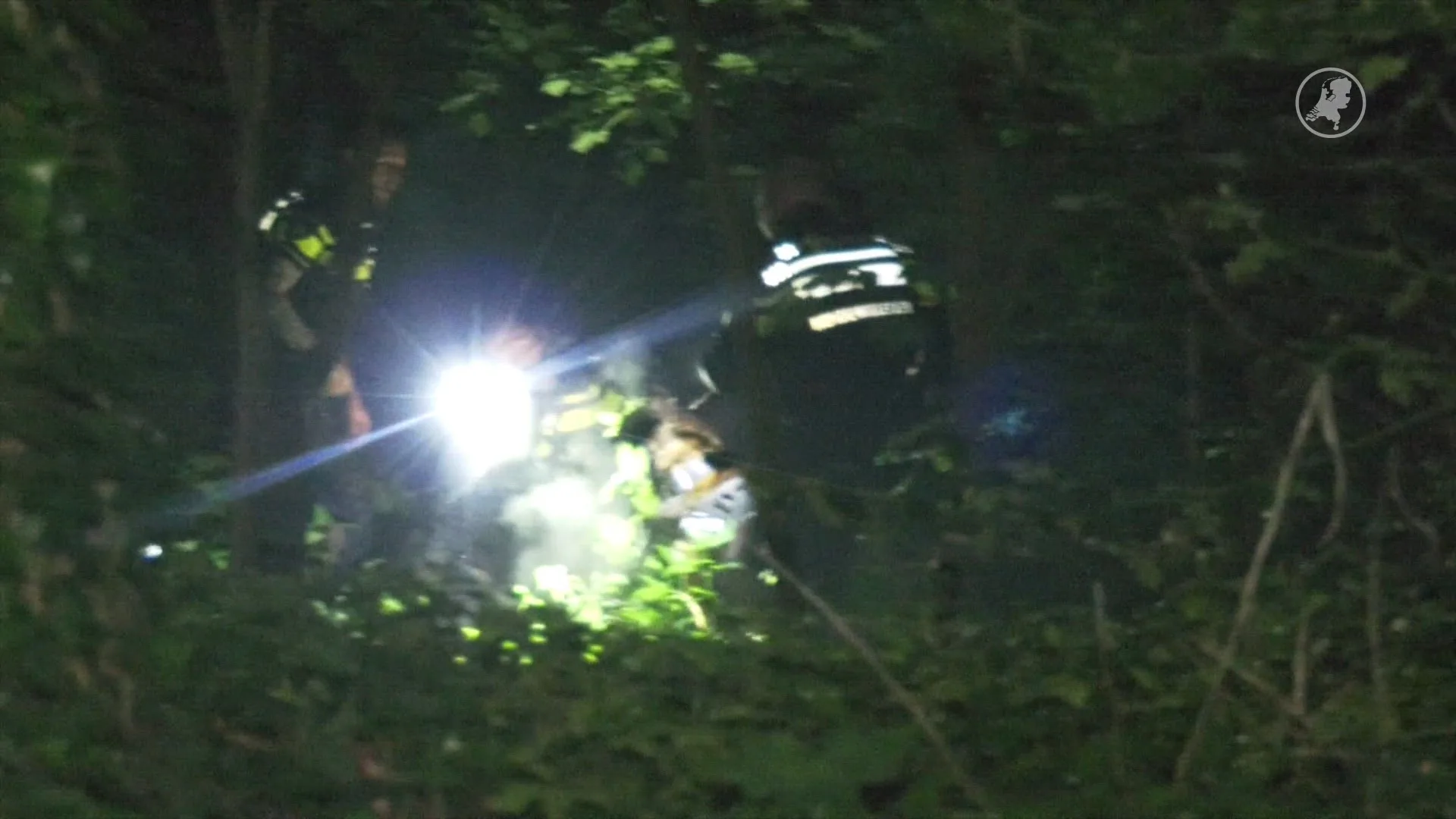 Man springt uit raam en vlucht na mogelijke steekpartij bij azc