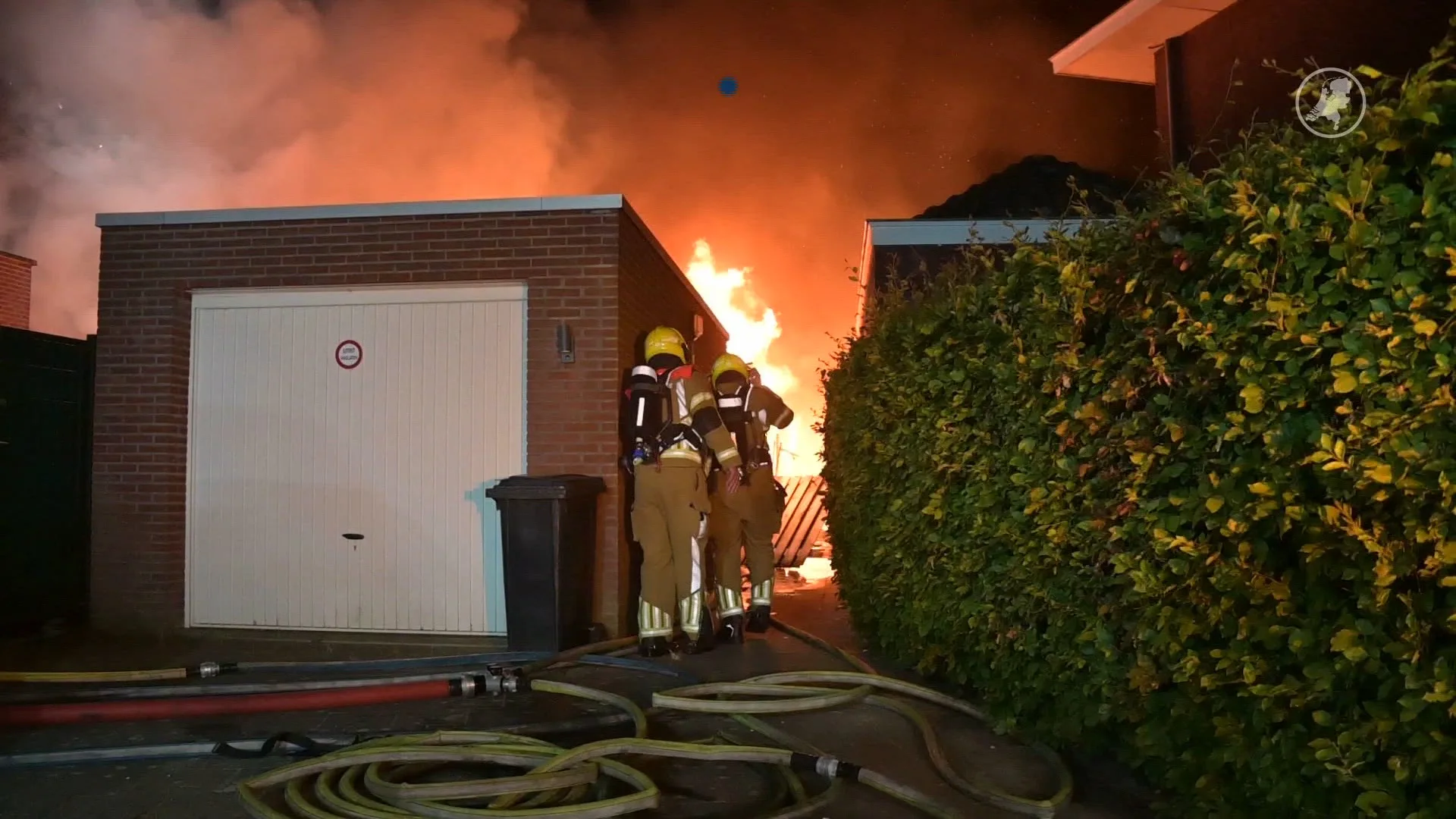 Grote brand slaat over naar meerdere woningen, vrouw gereanimeerd