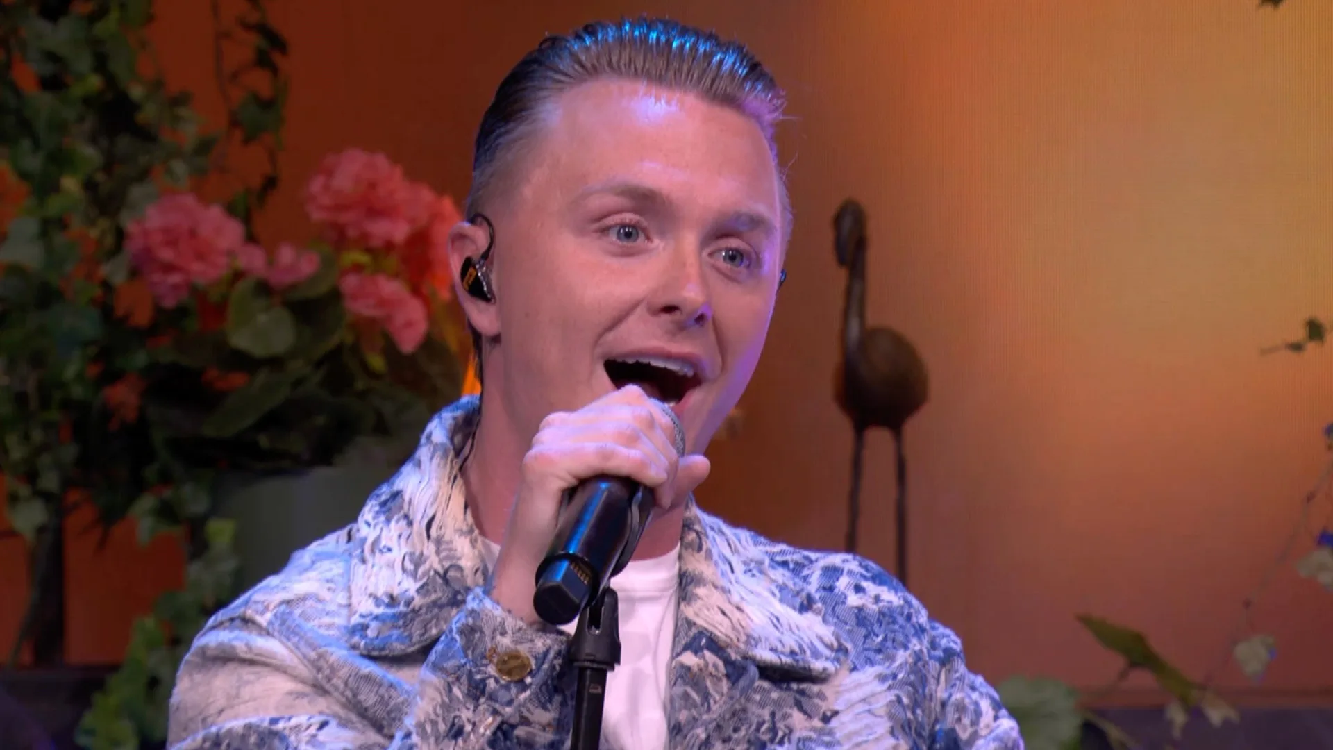 Ray Benjamin geeft een toegift in de De Oranjezondag-studio met 'Jij bent het leven voor mij'