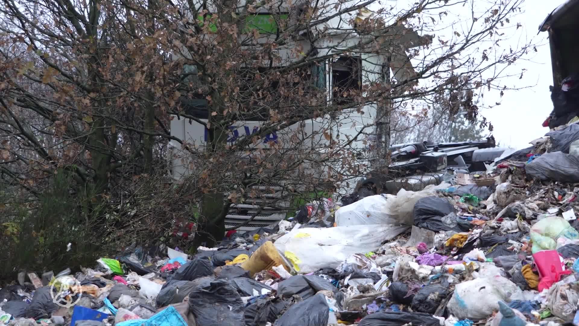 Vrachtwagen vol met afval gekanteld bij Hoogeveen, A28 bezaaid met troep