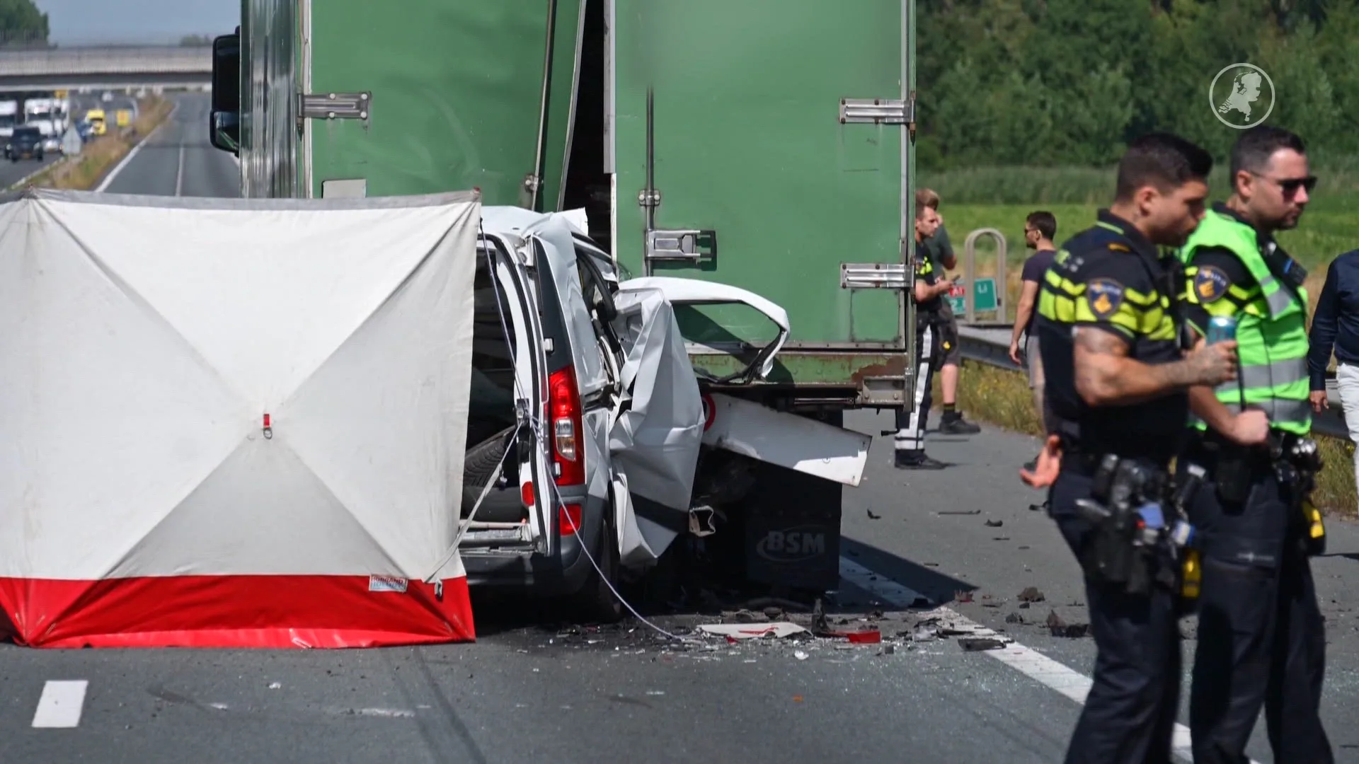 Zwaargewonde bij ernstig ongeluk op A17, weg nog uren afgesloten