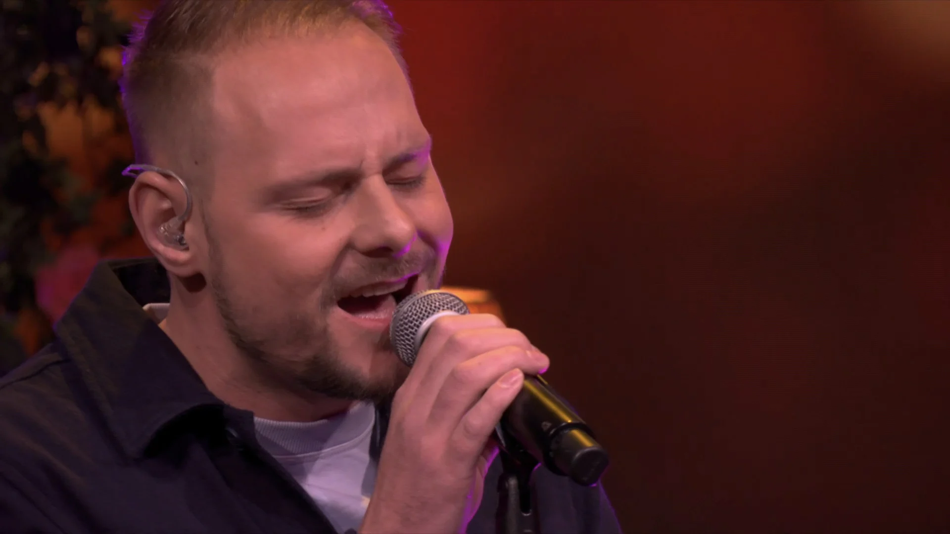 Glenn Janssens zorgt voor prachtige opening van De Oranjezondag met 'The Book of Love'