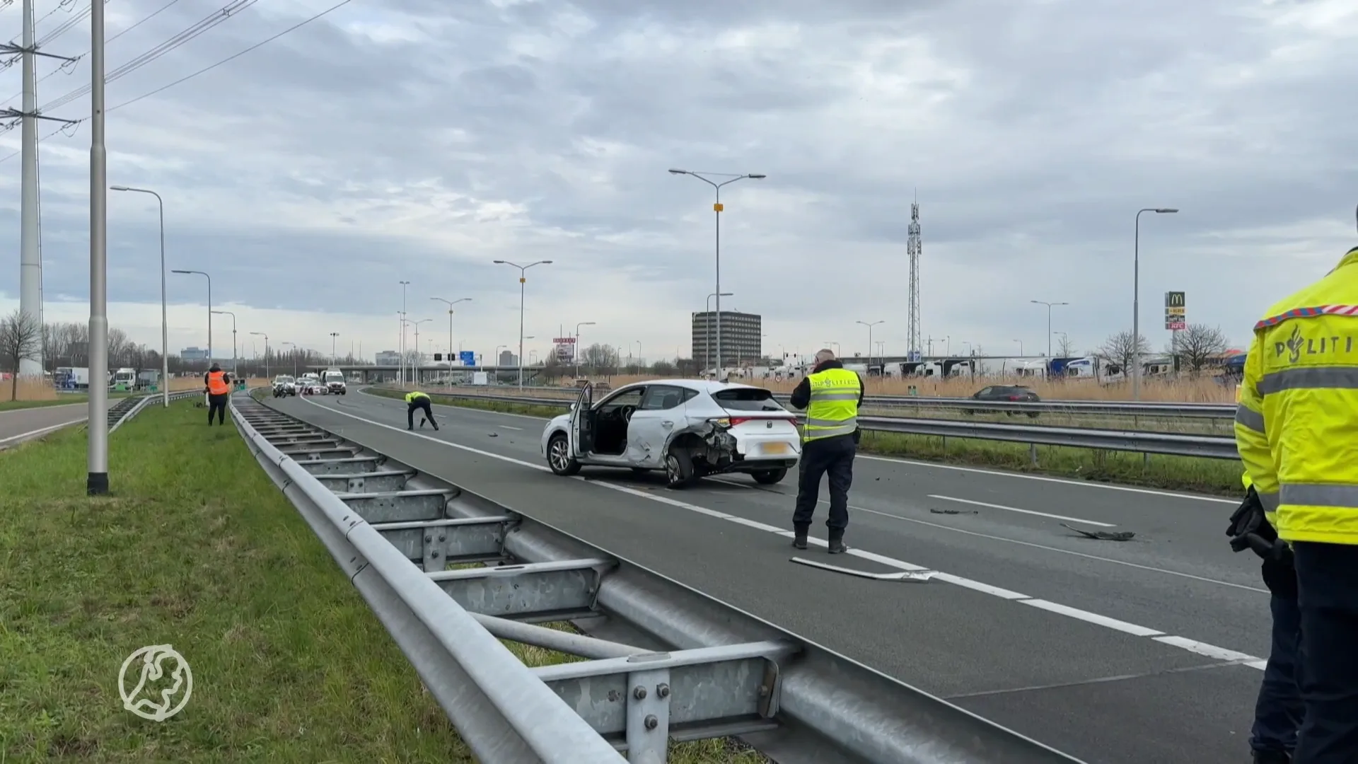 A4 afgesloten na ongeval, politie zoekt met heli naar gevluchte bestuurder