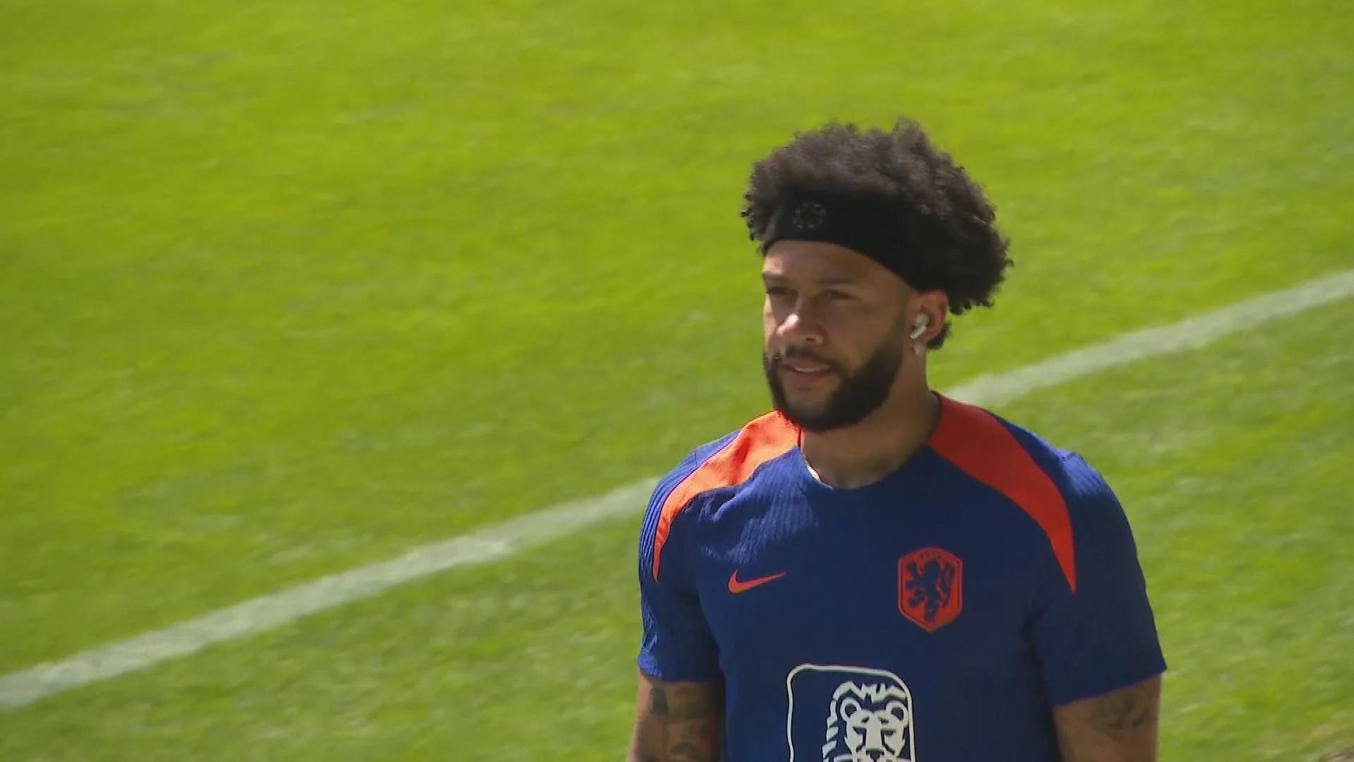 Depay en Wijnaldum verschijnen met nieuw kapsel op training Oranje