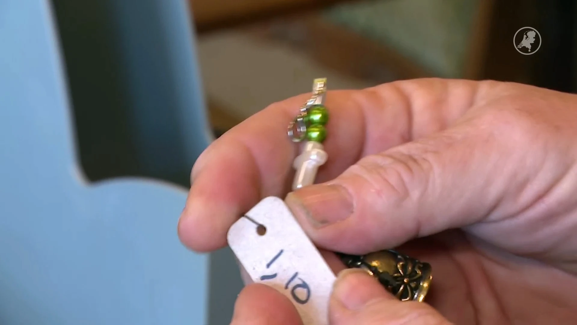 Mysterie bij kringloopwinkel Kampen: wie laat al die willekeurige spullen achter?