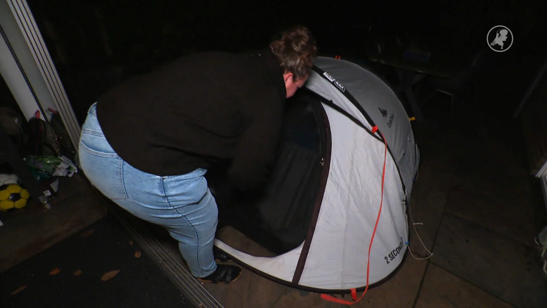 11-jarige Stan sliep maand in tent voor Hersenstichting