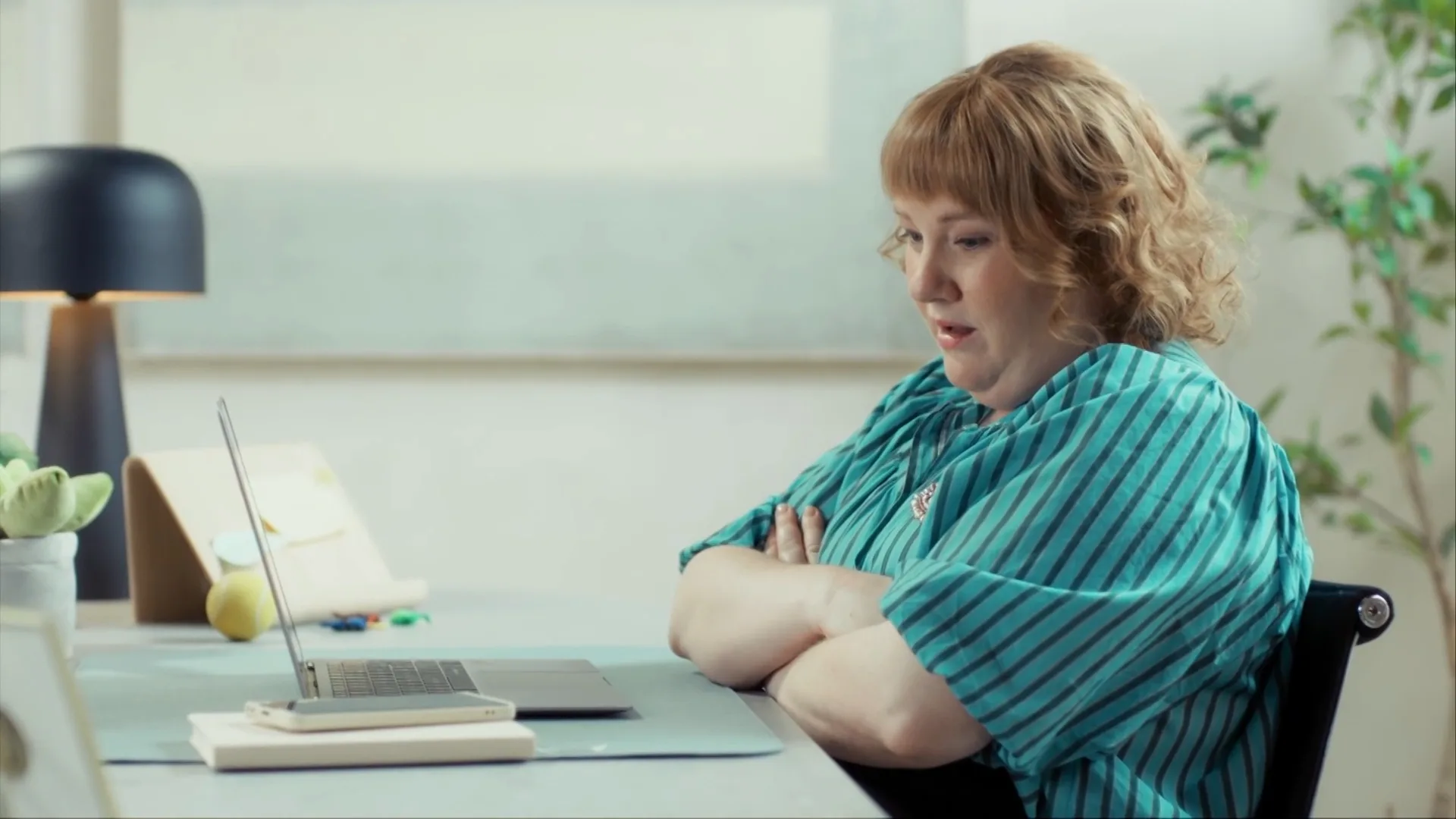 Flo kan de uitspraken van Claire niet aanhoren