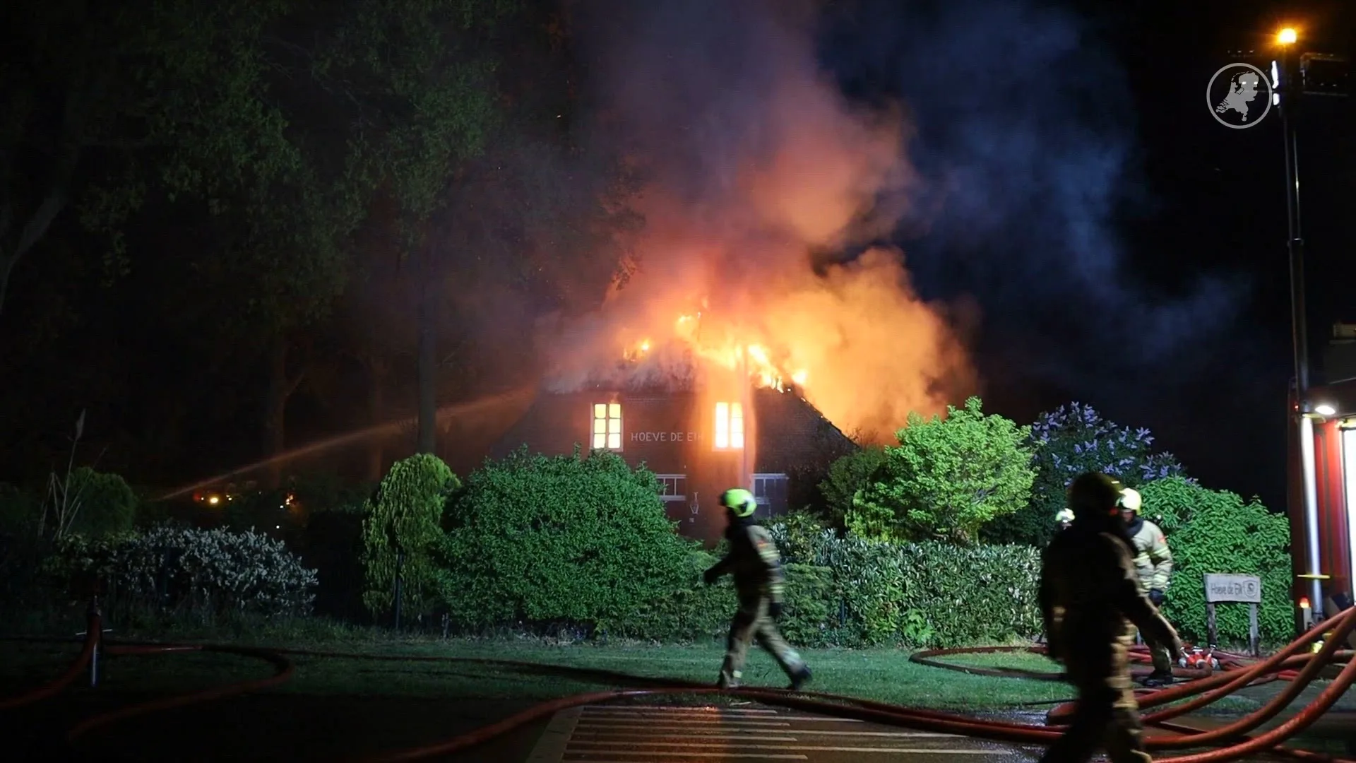 Flinke uitslaande brand bij woning met rieten dak in Zeeland