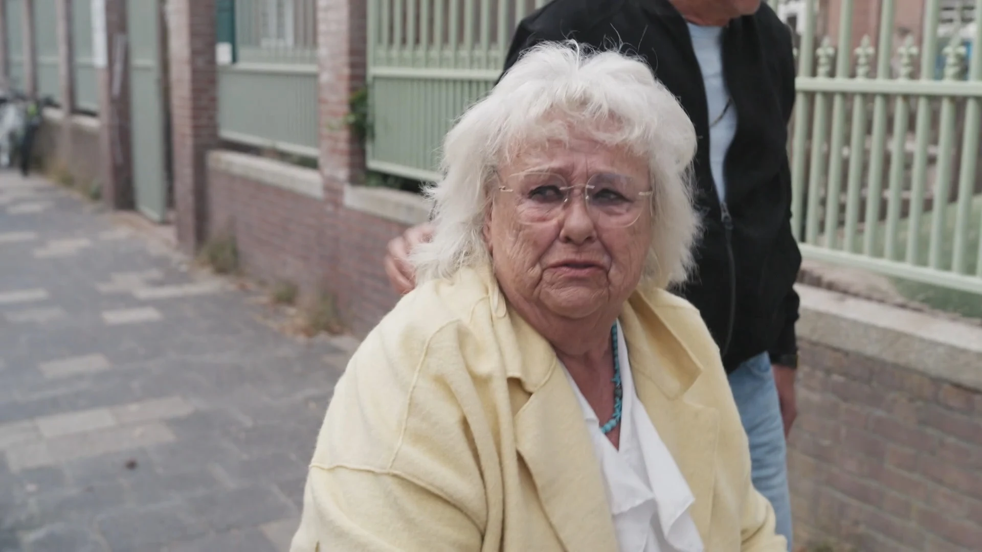 Joke emotioneel bij zien school van overleden zoon: "We stonden hier te zwaaien"