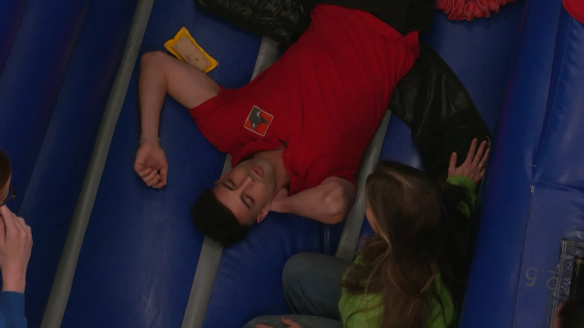 Salar maakt een pijnlijke val: 'O, m'n nek'