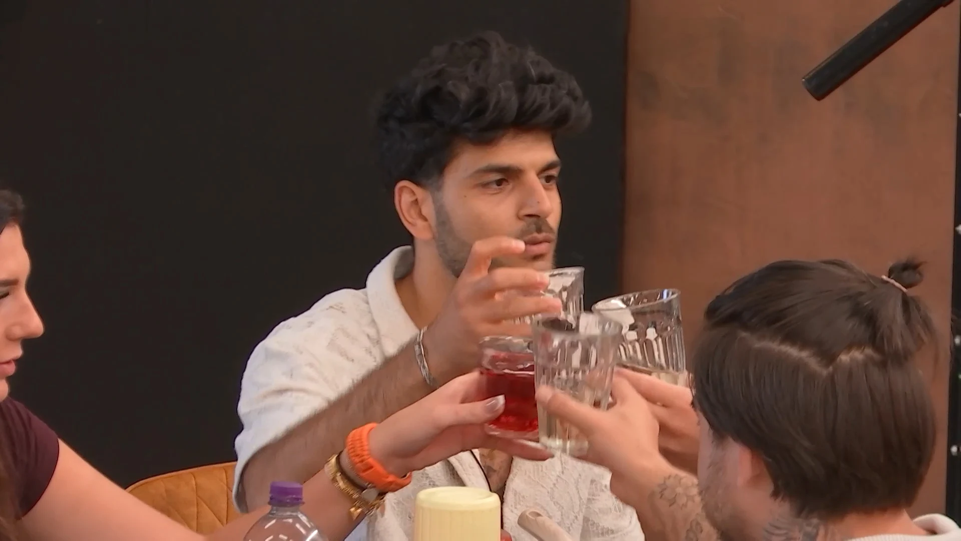 Sayf wil even een toost uitbrengen