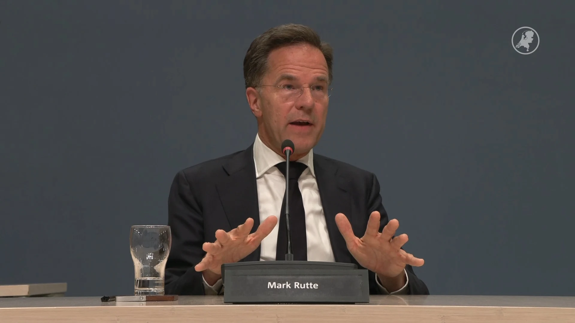 Mark Rutte over coronacrisis: "Door het oog van de naald gekropen"