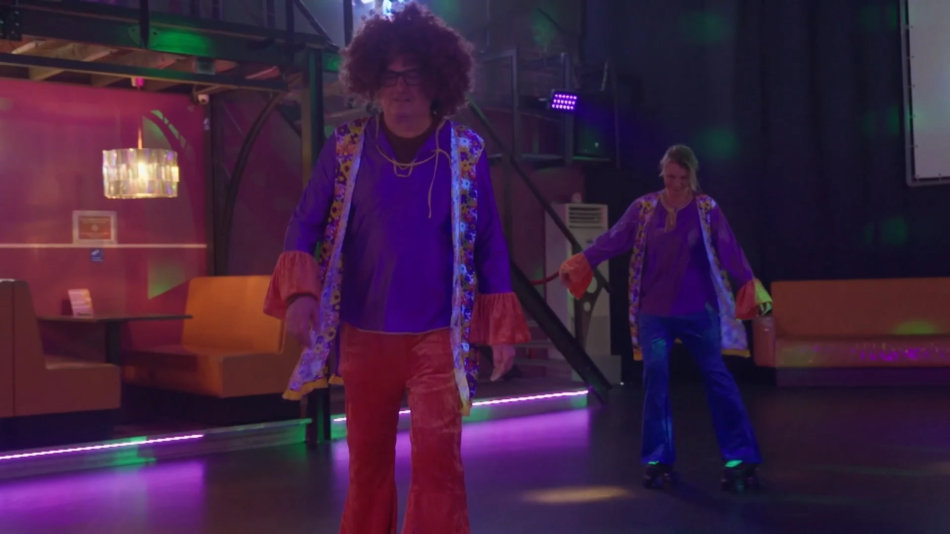 Gre kan wel wat afleiding gebruiken, dus ze gaat rollerskaten