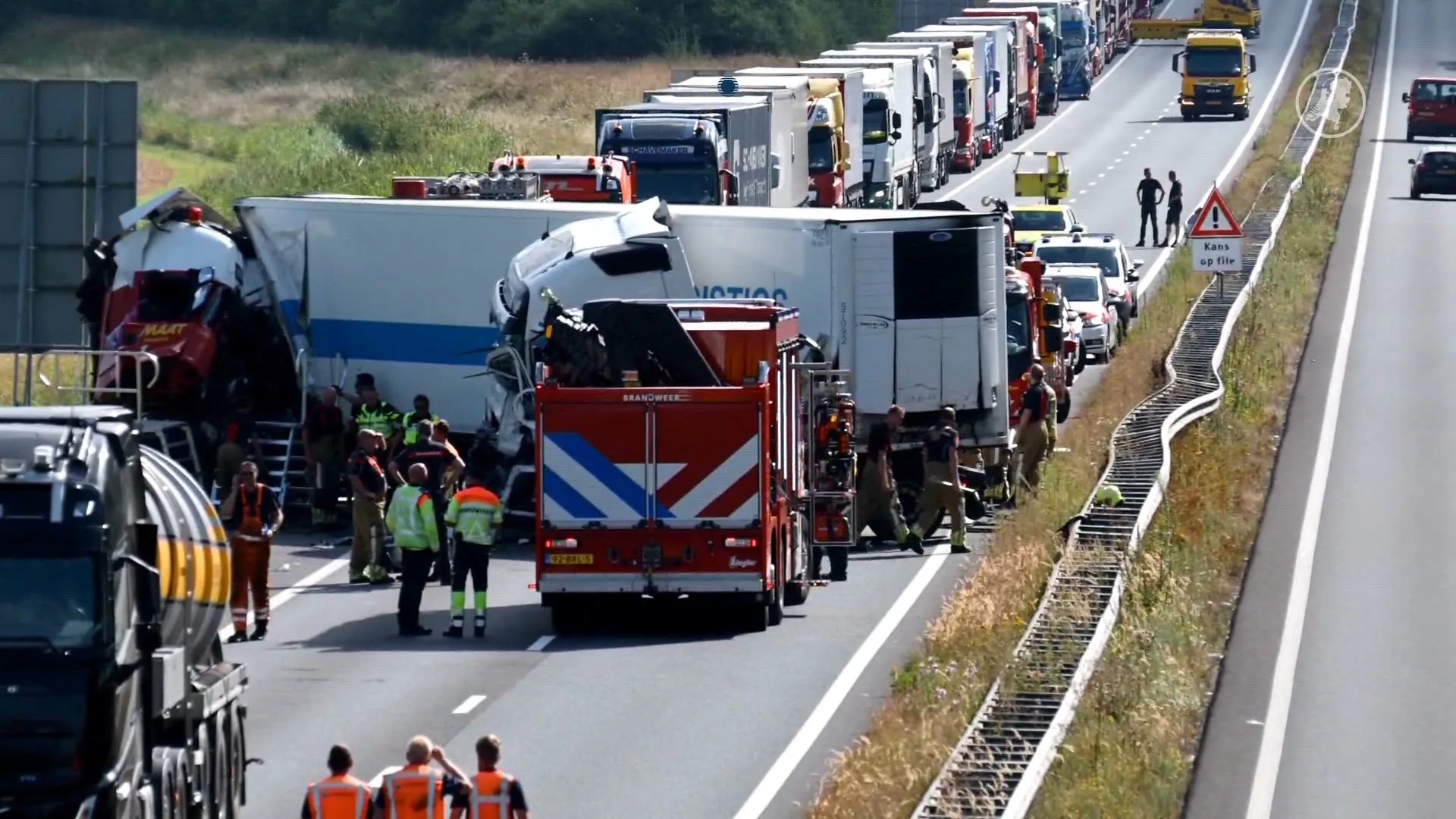 Dodelijk vrachtwagenongeval op A17 bij Moerdijk: één dode