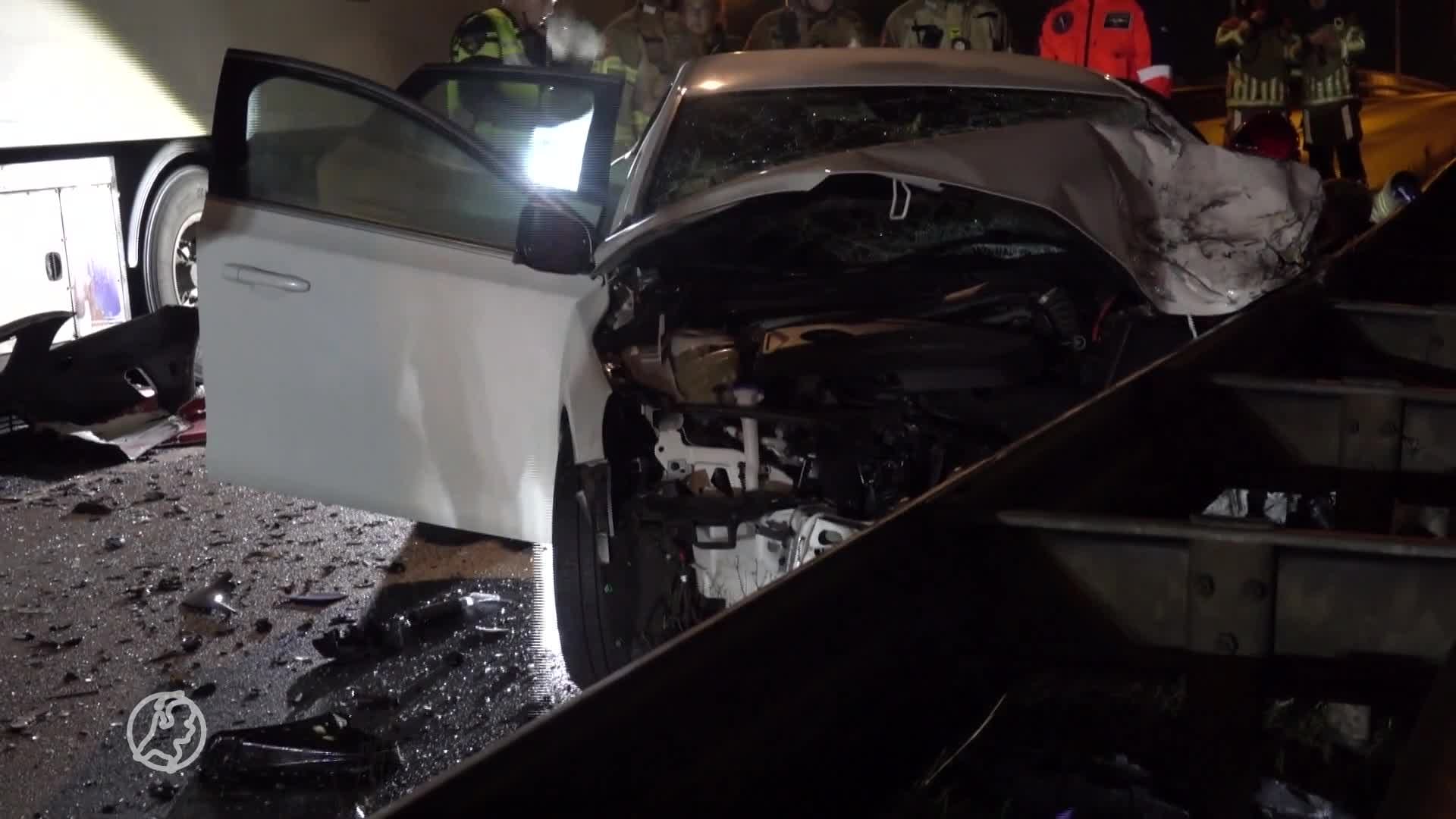 Vier gewonden door botsing auto en vrachtwagen in Zaandam