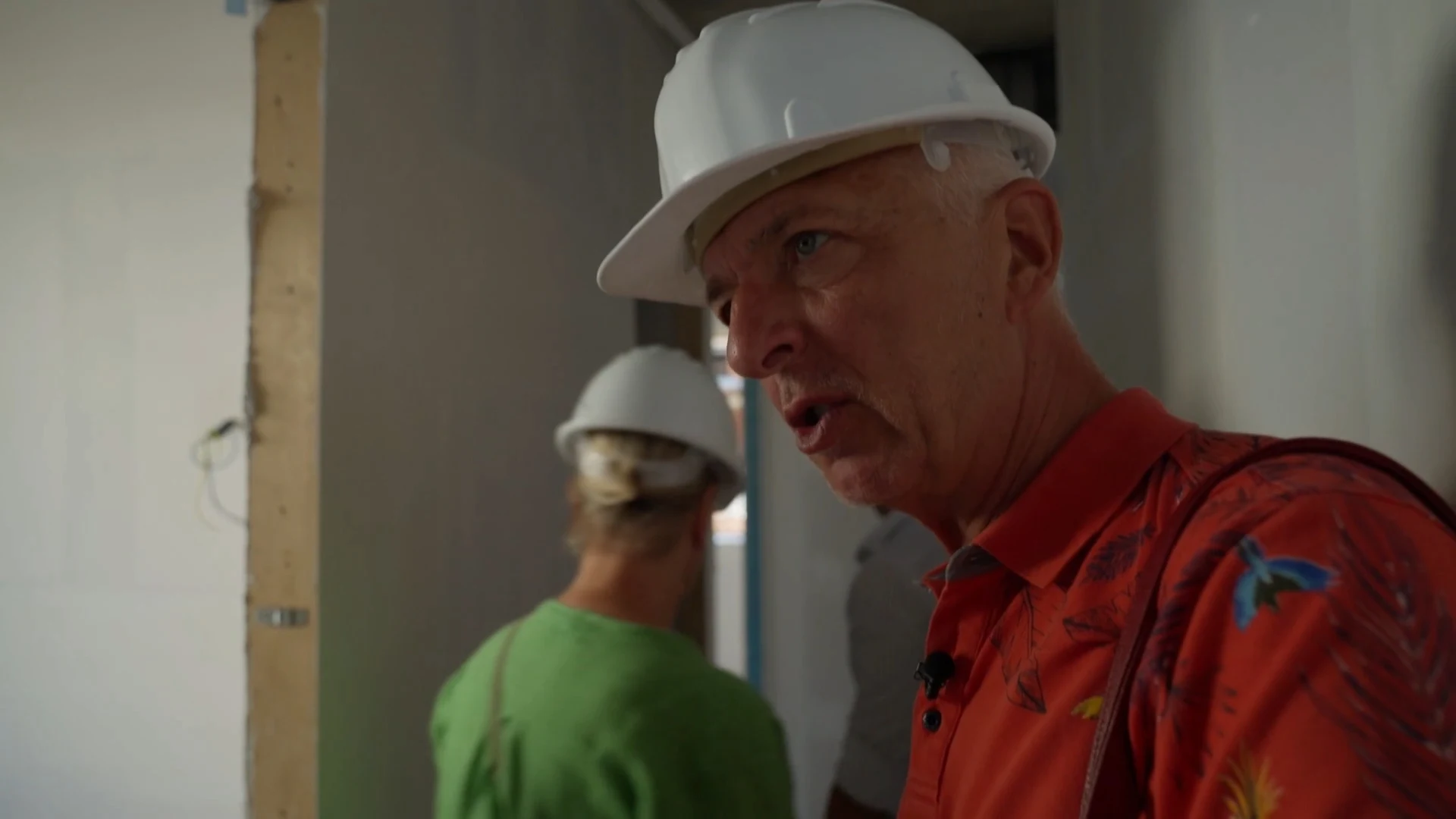 De Meilandjes hebben een bezichtiging en moeten een helm op: 'Wat zonde van mijn haar!'