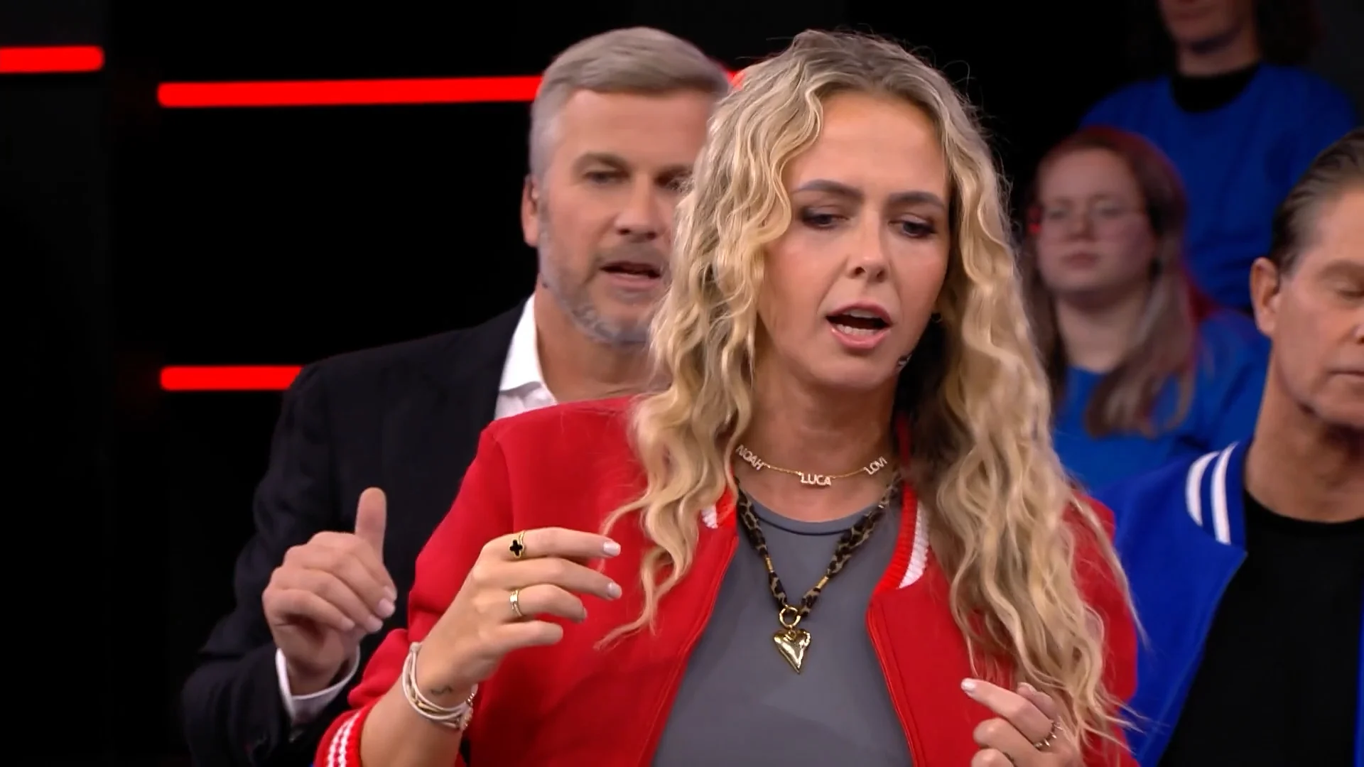 Stuurt Monique de knikker met twee geblinddoekte gasten naar de finish?