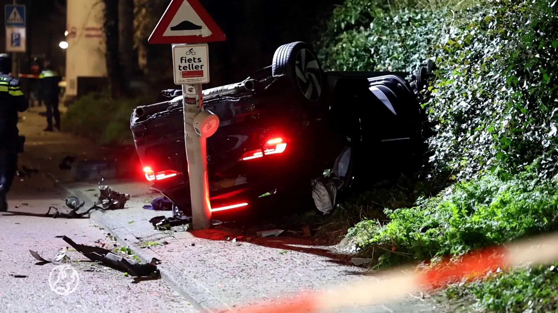 Auto over de kop bij bizarre crash na achtervolging in Amsterdam