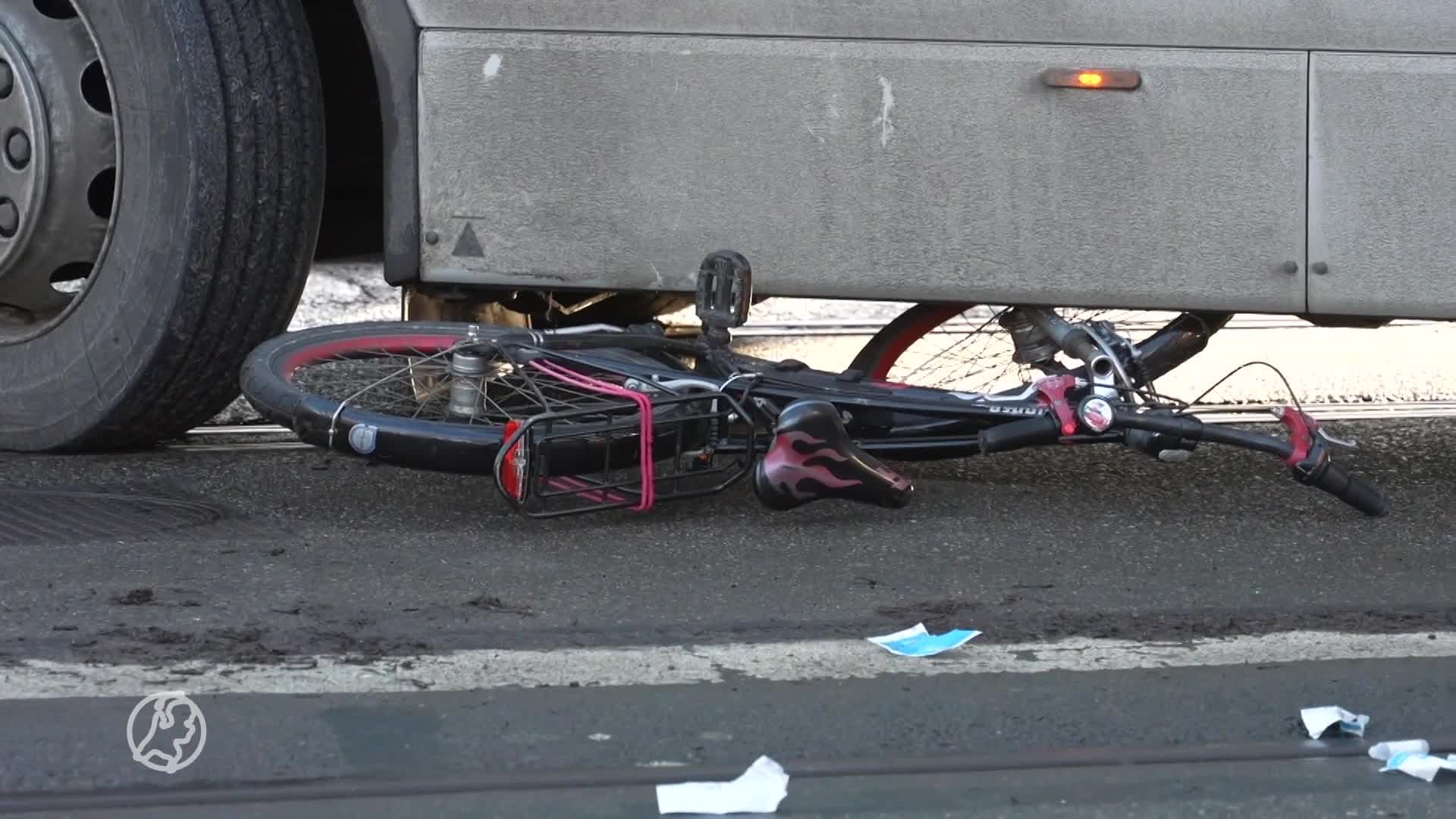 Kind op fiets komt onder stadsbus in Rotterdam