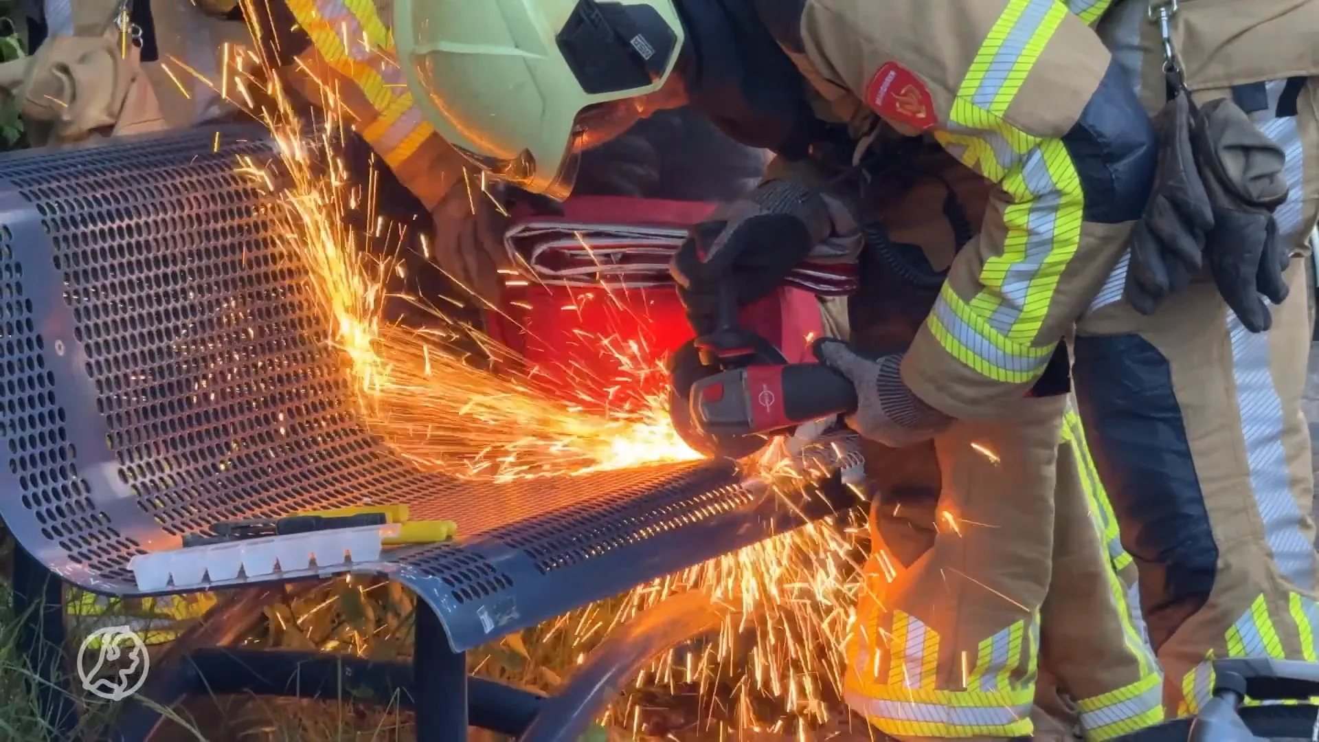 Brandweer bevrijdt meisje (15) dat met vinger vastzit in bankje