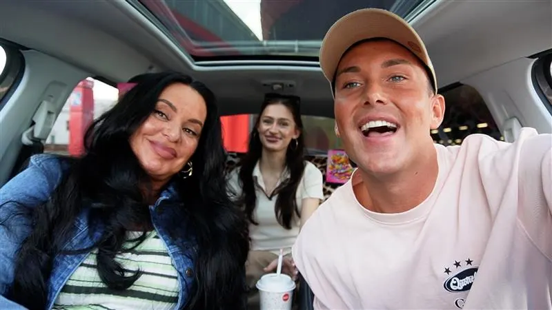 Shana & Gabrielle - Drop Out Resort.