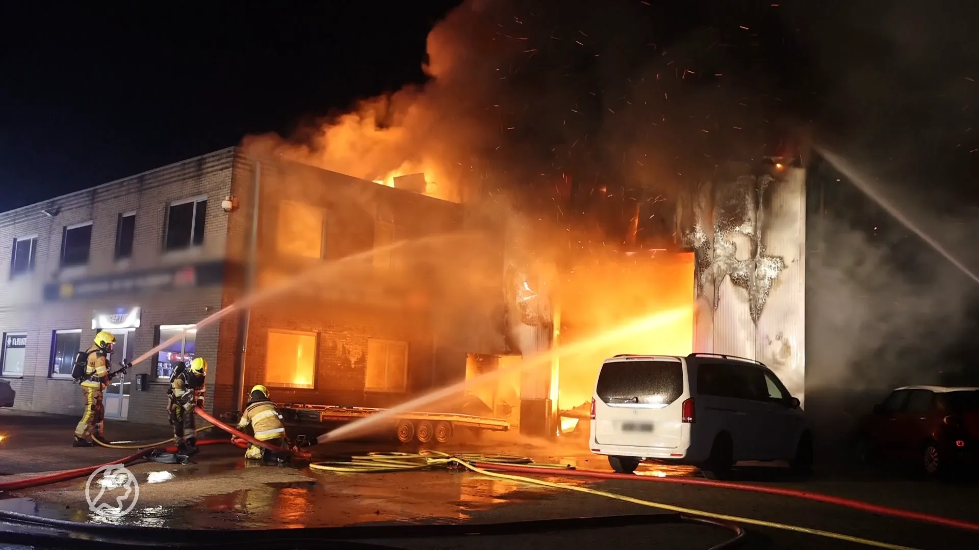 Grote brand in Kerkdriel, omwonenden gevraagd resten op te ruimen