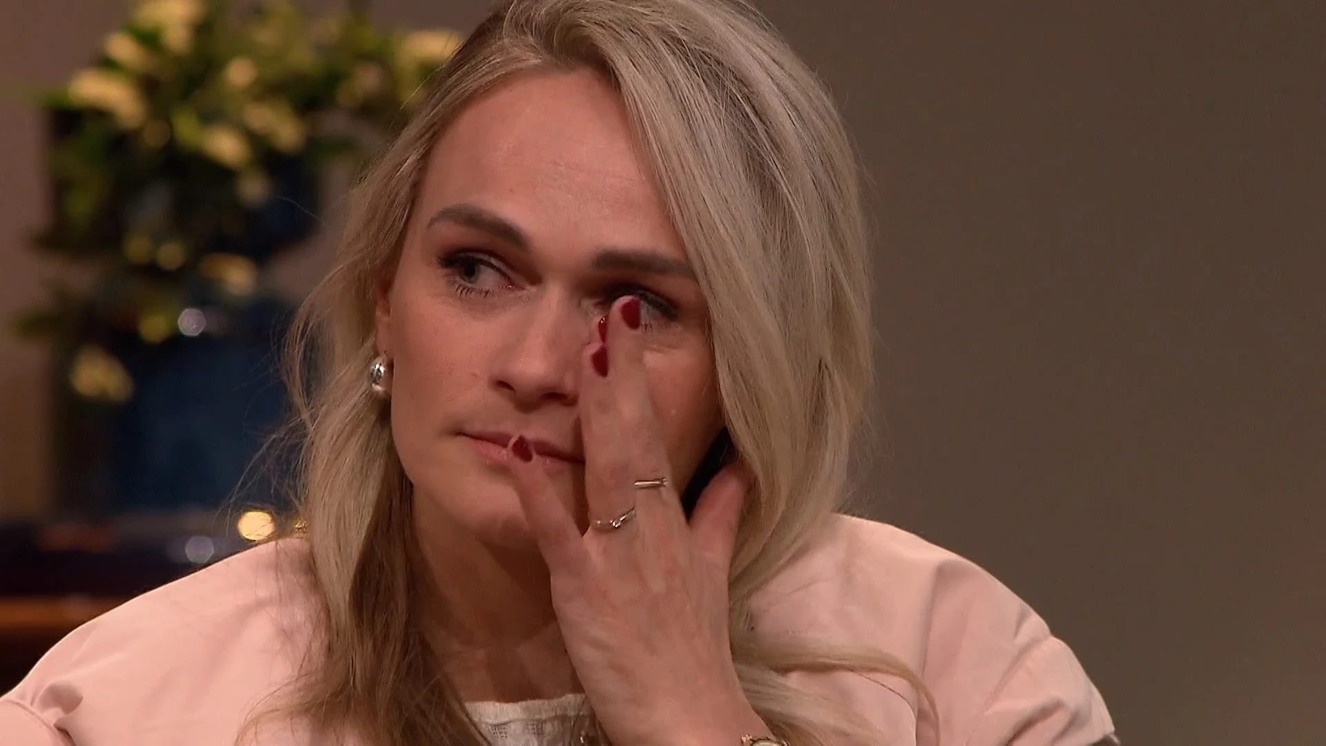 Irene Schouten en vriendin geëmotioneerd in De Klassenavond