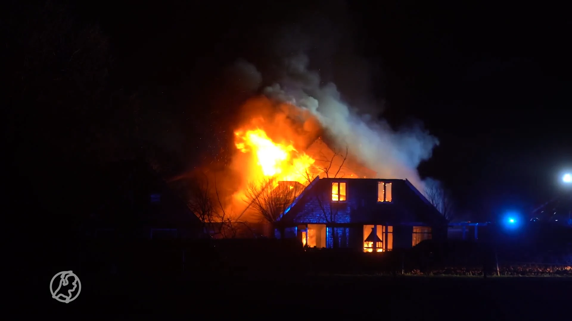 Buren en eigenaren redden tientallen paarden bij vuurzee in Olst