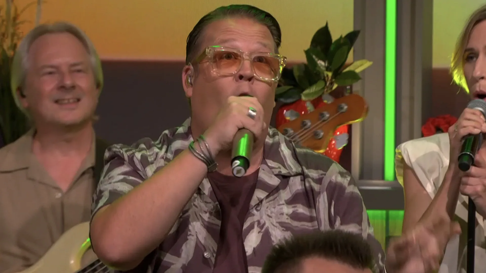 Rutger van Barneveld opent De Oranjezomer met zijn zomerhit 'Zwoele Zomernachten'