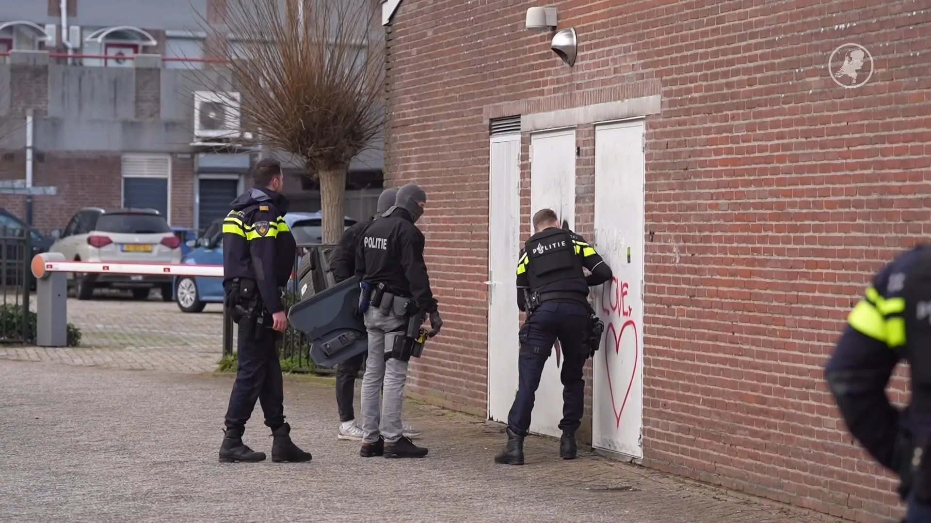 Grote politieactie in centrum Geldrop, man met vuurwapen gezocht