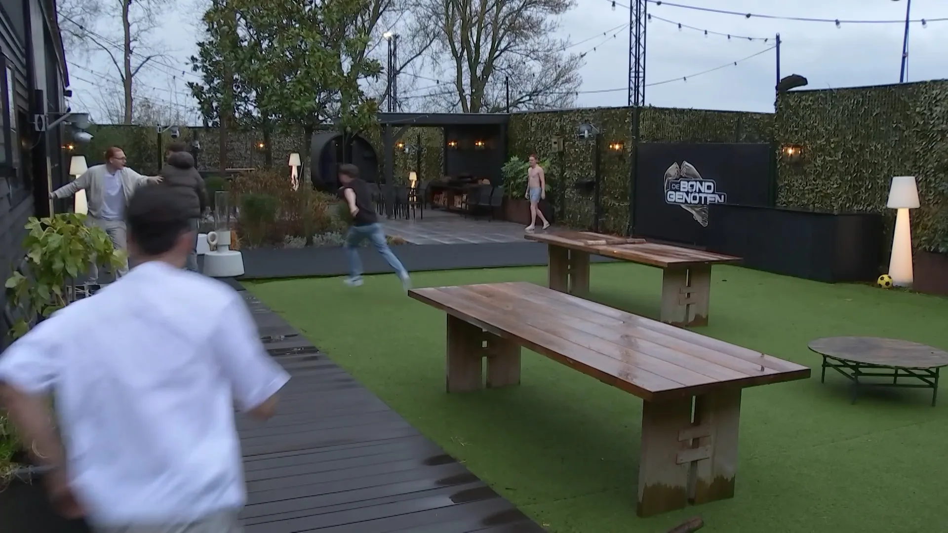 De hele loods is in rep en roer door een grap van Melvin