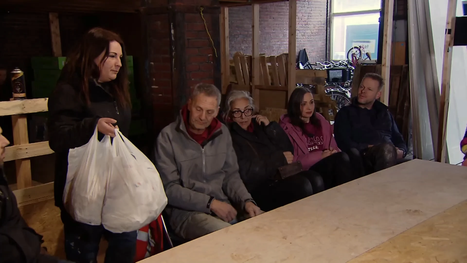 Kimberley maakt vorige lunch goed met patat en snacks!