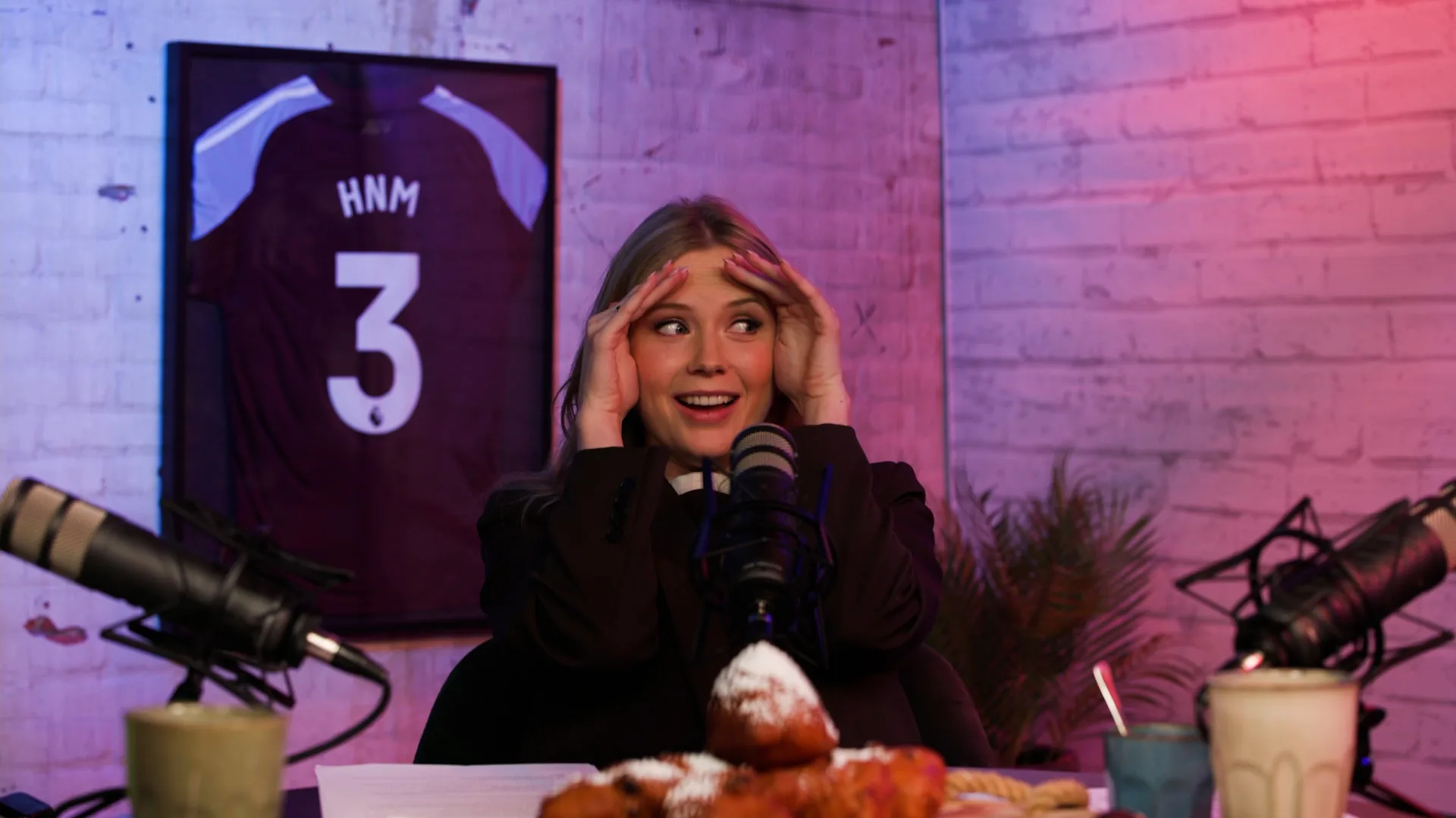 Noa belandt met moeder in foute nachtclub