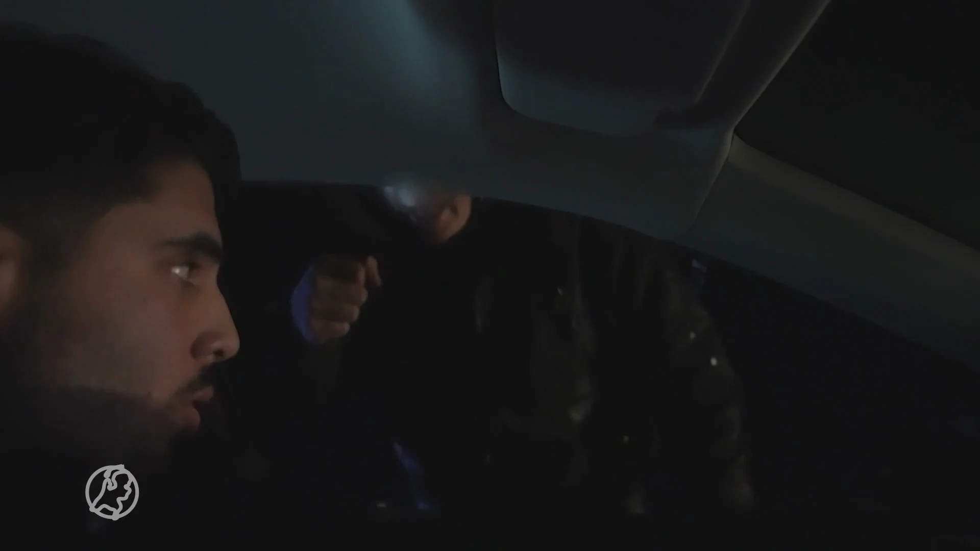 Journalisten van PowNed belaagd door Sunneklaasvierders op Ameland