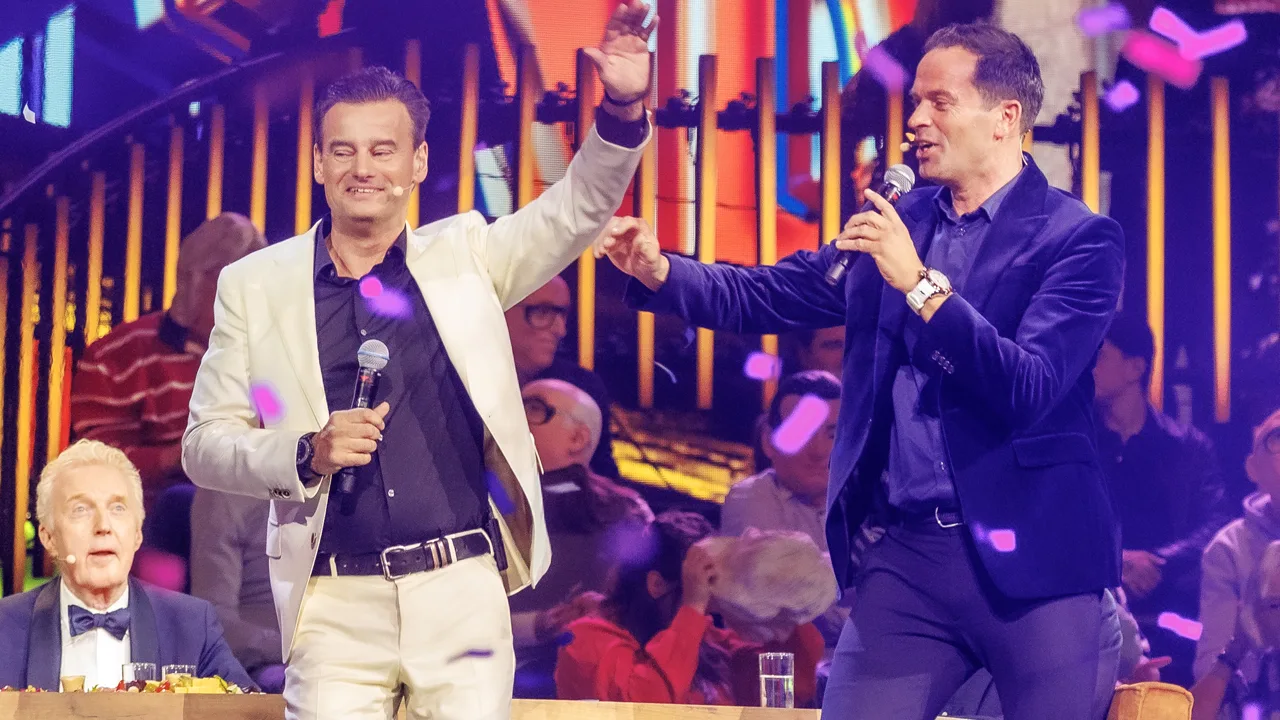 Zien! Wilfred en Bas zingen live hun carnavalsnummer 'Er staat een kaars in de gang' in Ziggo Dome