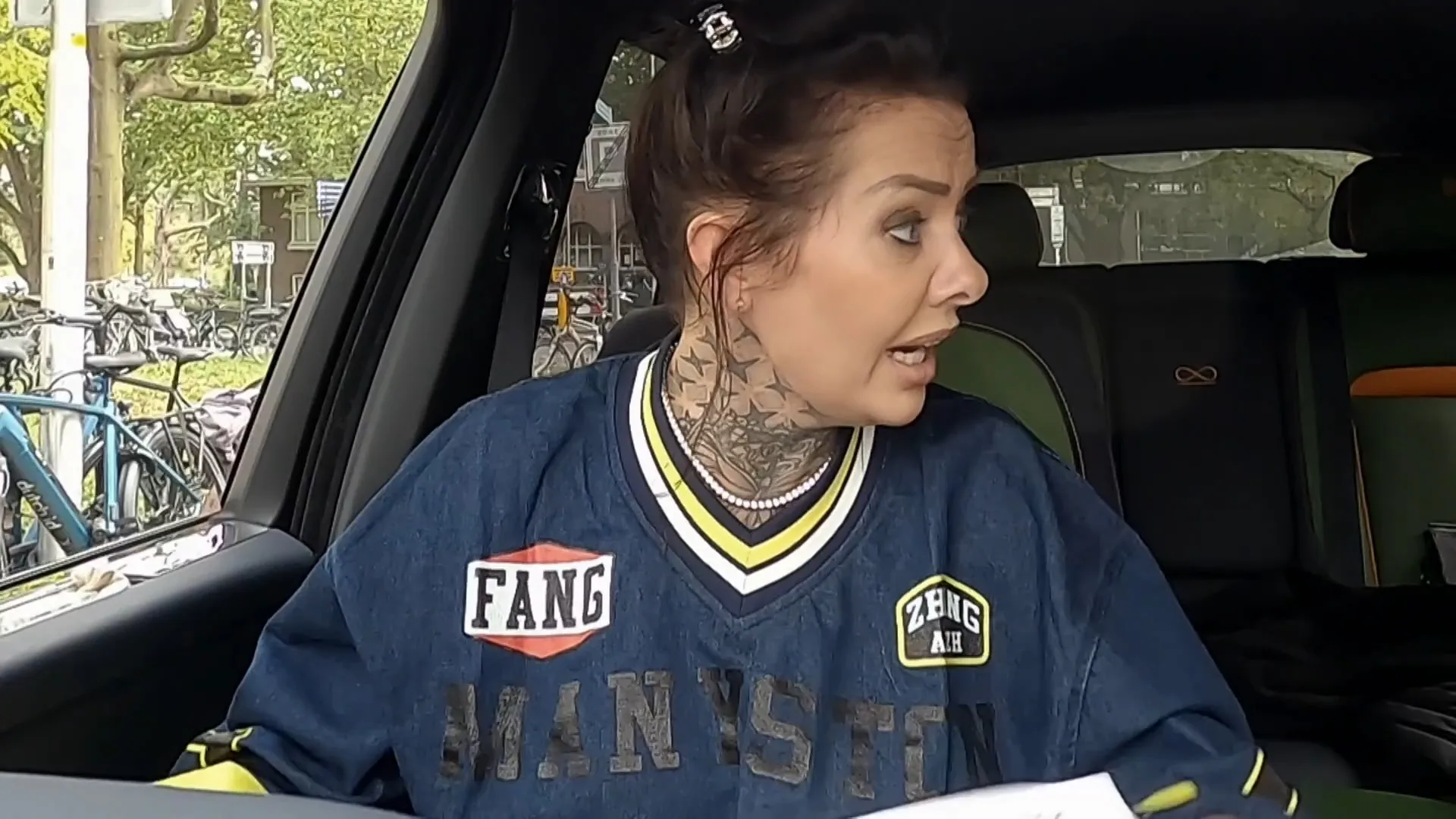 Wendy is boos op Peter vanwege parkeerplekken!