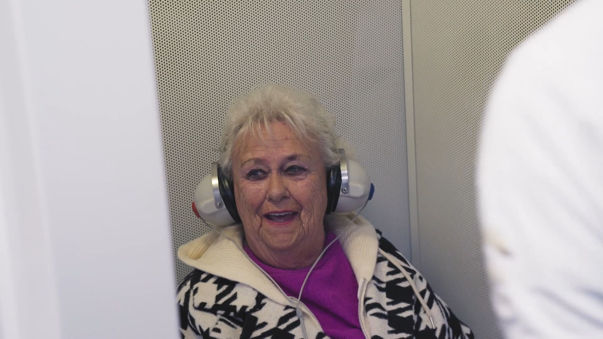 Joke uit Oh Oh Den Haag doet een gehoortest