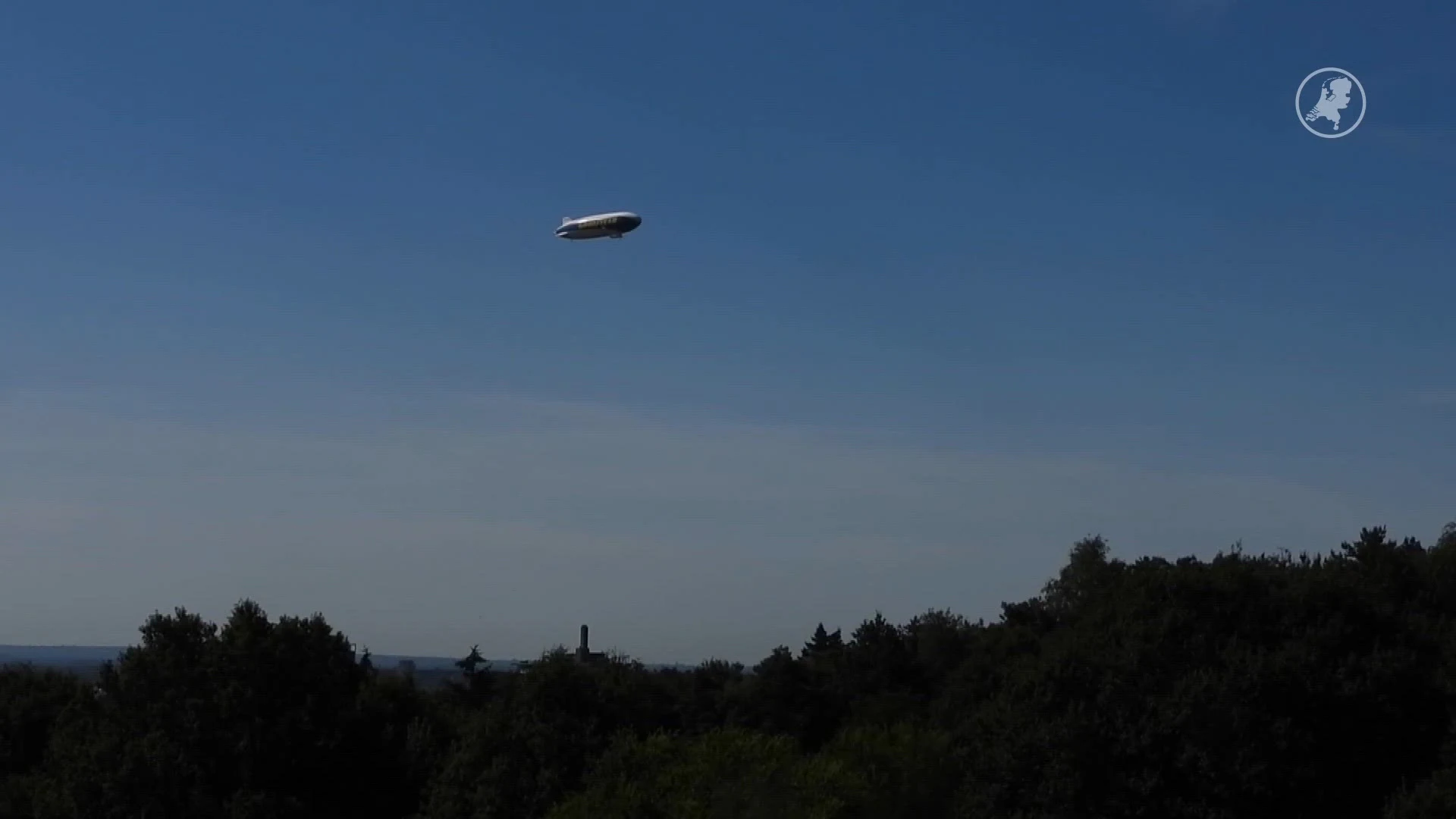 Zeppelin van 75 meter lang vliegt over Nederland