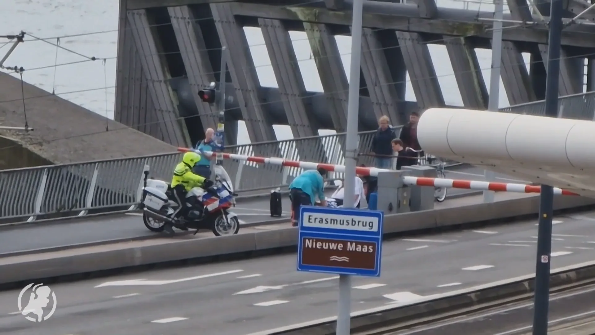 ZIEN: Bevallende vrouw op brancard onder slagbomen Erasmusbrug geduwd