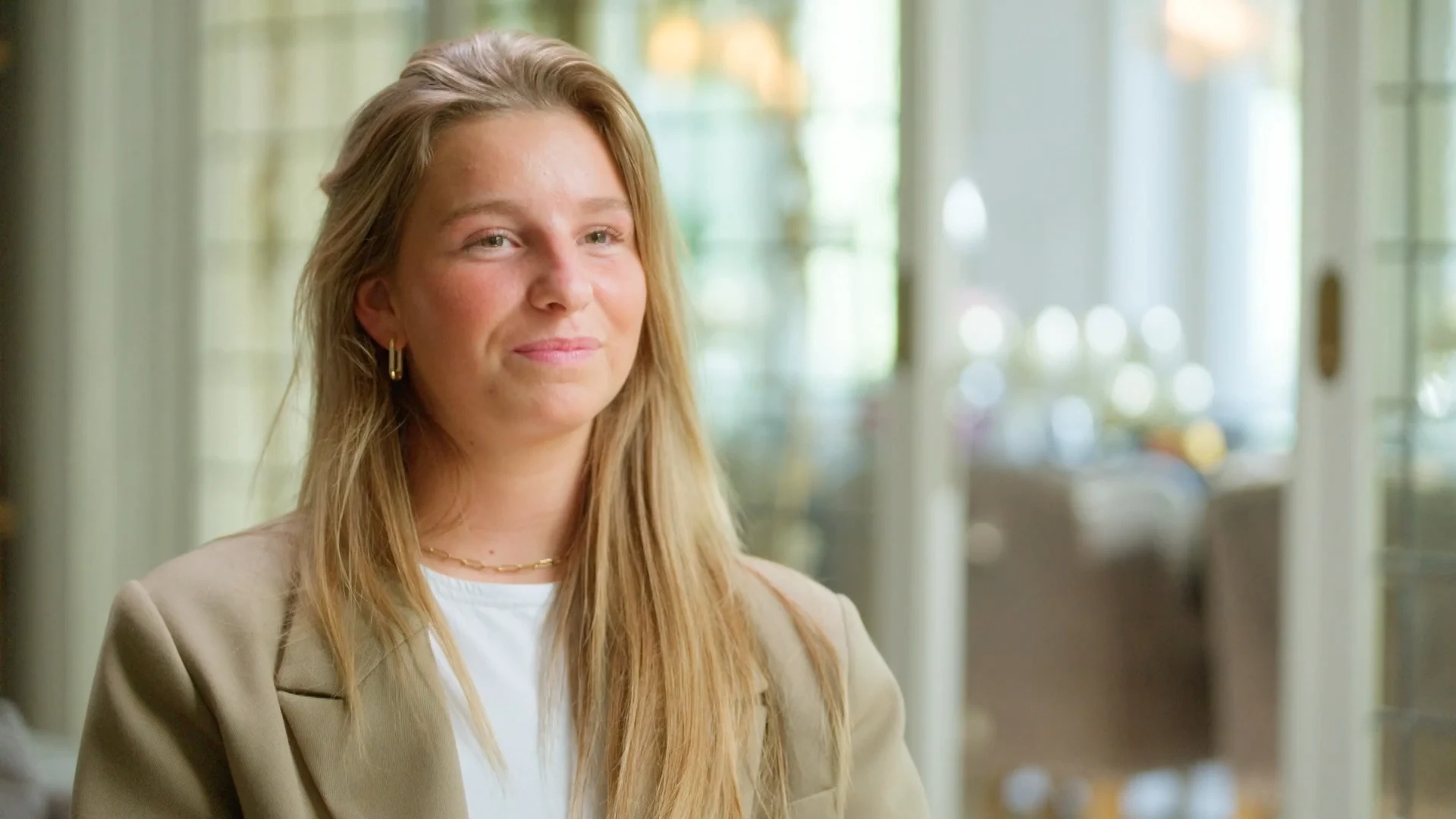 Pam Bogaart komt brak aan op babyshower Bo