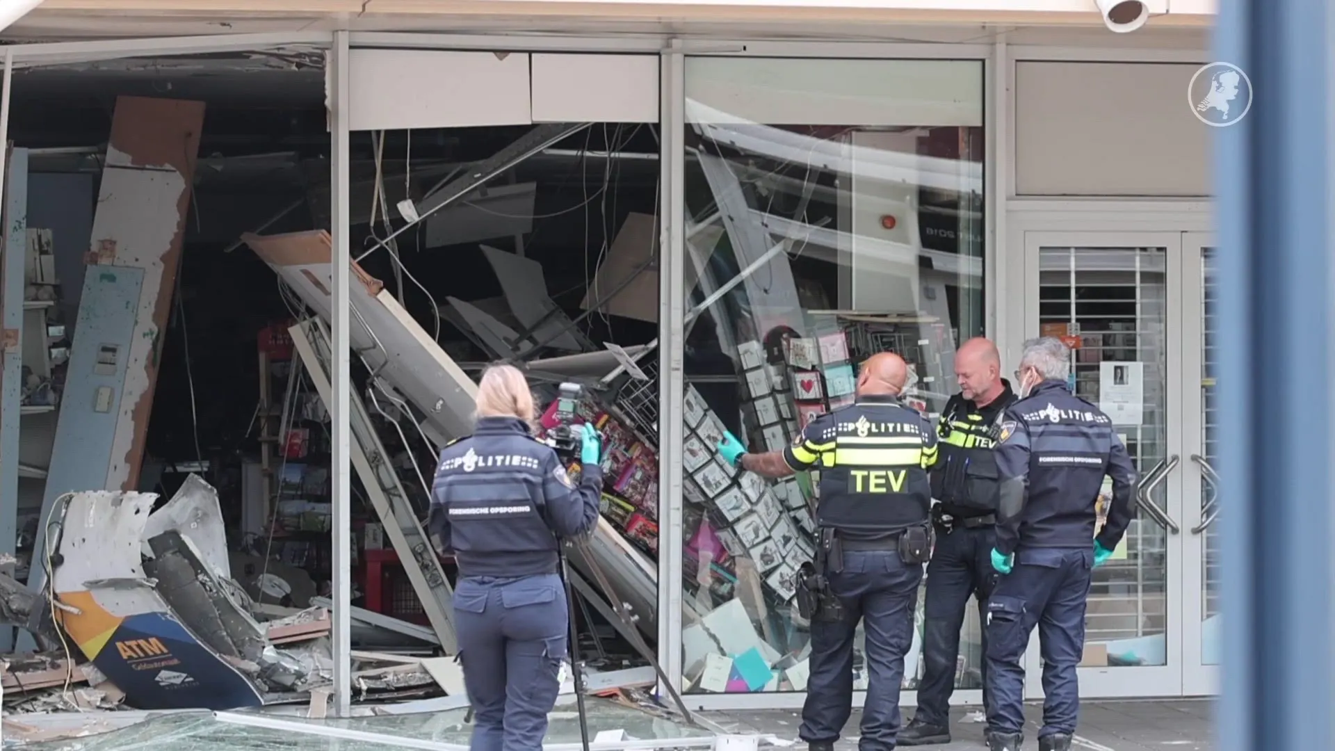 ZIEN: Schade aan boekenwinkel door plofkraak in Voorburg