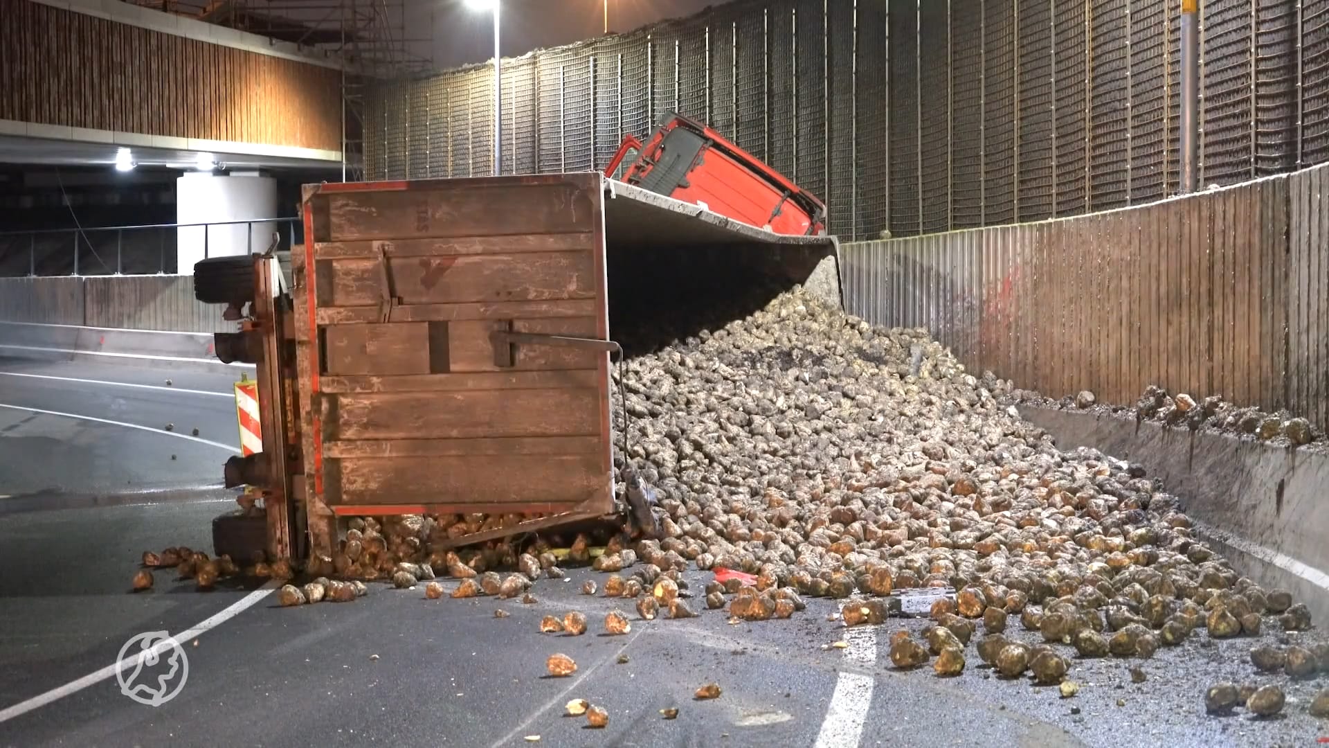 Vrachtwagen met bieten kantelt op N370 bij Groningen
