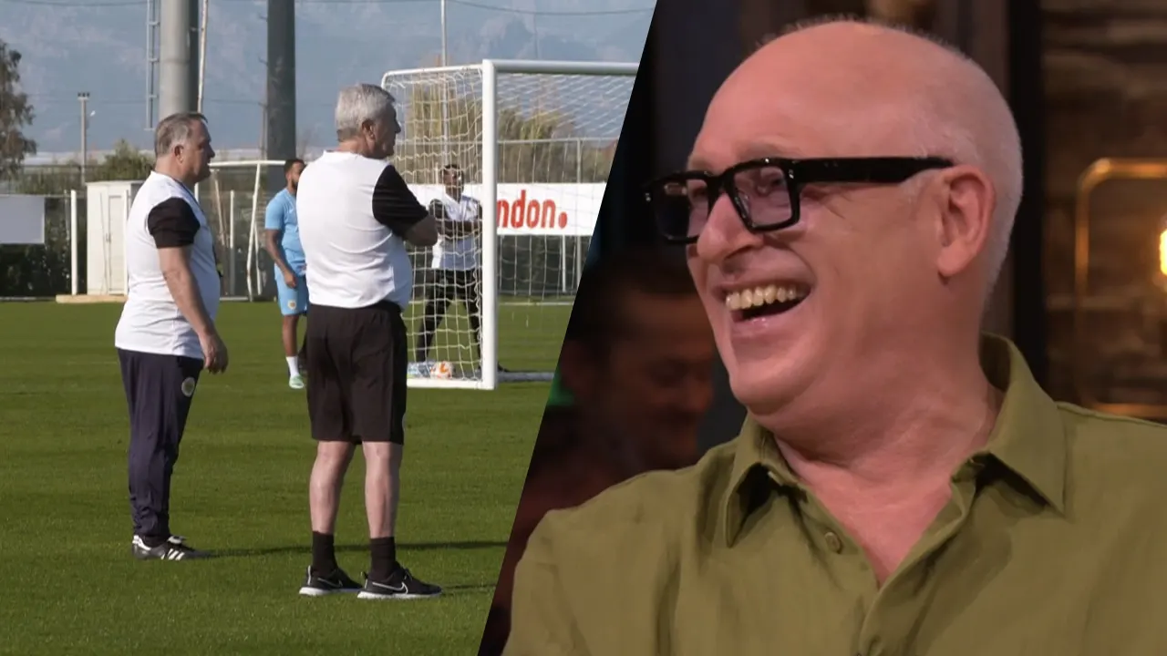 René lacht om beelden van Dick Advocaat, Cor Pot en Kees Jansma op trainingskamp Curaçao